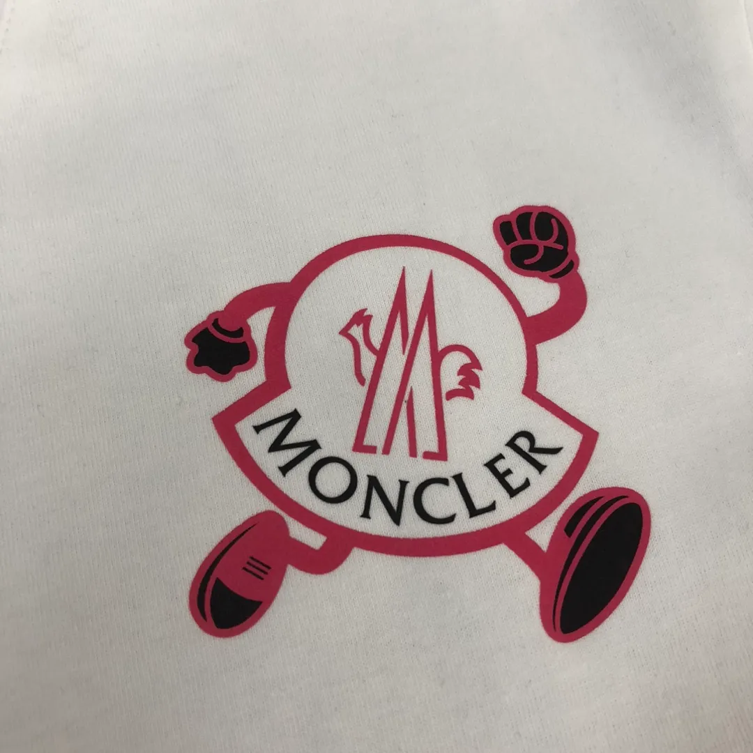 P160 🔥MONCLER The latest short-sleeved T-shirt for couples ~ Featured brand print design ~ The fabric upper body is comfortable and breathable, not stiff, slim cut, made of high-end custom-made pure cotton fabric! The upper body is comfortable and stylish, and it can be worn alone as an inner layer. It is a must-have for fashionistas! ! ! Color: black, white, gray Size: S～XL (loose version, please state your height and weight when placing an order)