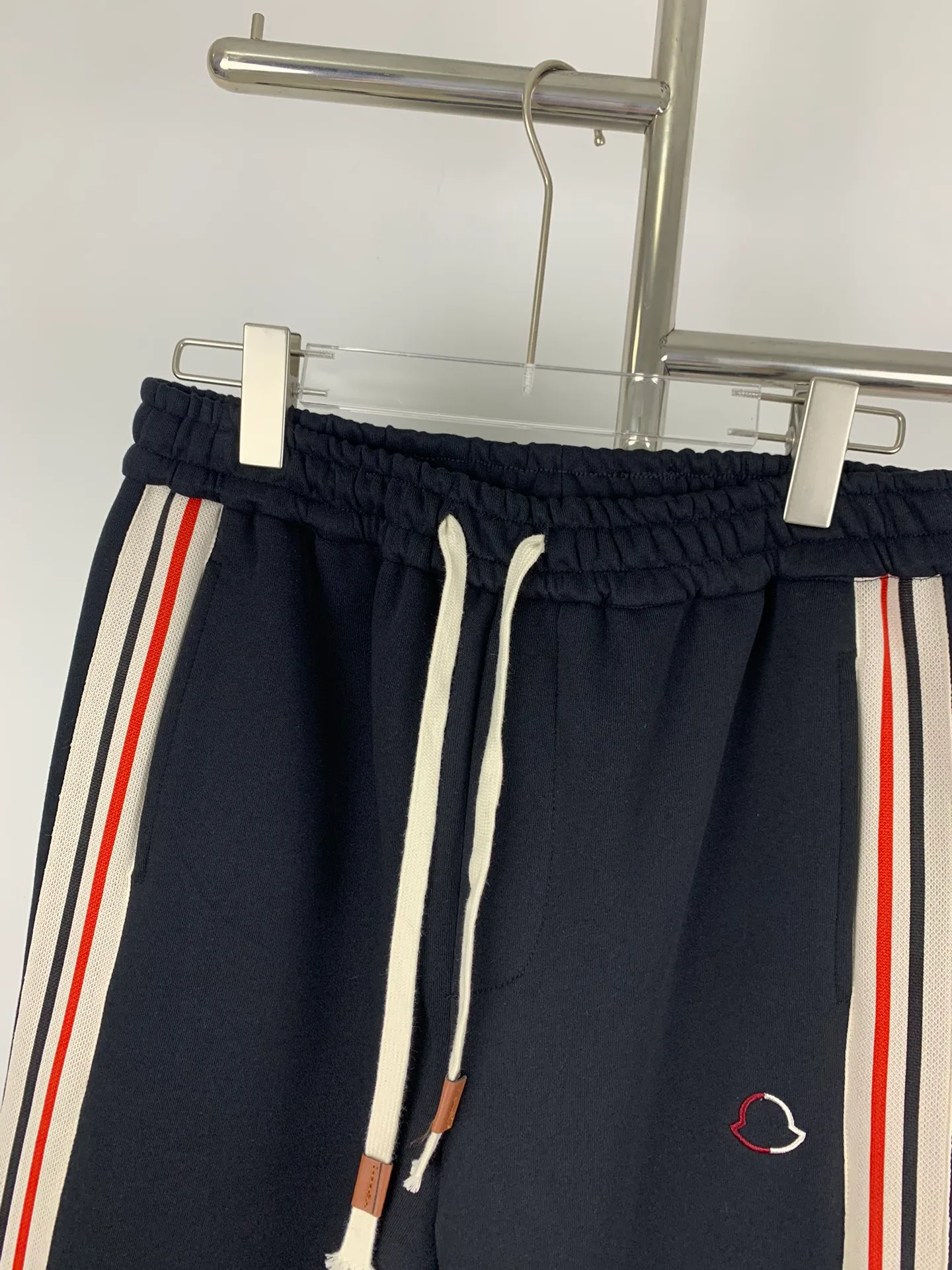 P220 💰Model No. C122 New style MONCLER straight-leg MONCLER with embroidered logo and colorful webbing, official website ZP synchronized new sweatpants for men and women. The fabric is made of 450g heavyweight double-ply double yarn composite fabric. The letter mark is exquisite and full embroidery letter craftsmanship. The elastic drawstring waist design is full of flexibility. The inner hemming strips are made of high quality. The details are perfect. The version is loose. Made with conscience. It is resistant to high temperatures and will not fall off. It can be machine washed and is made in a large factory. The bag strips are neatly routed with double needles. Popular model among Internet celebrities. Very popular. Loose os version. Can be worn up to 200 pounds. Color: black. Size: S M L XL