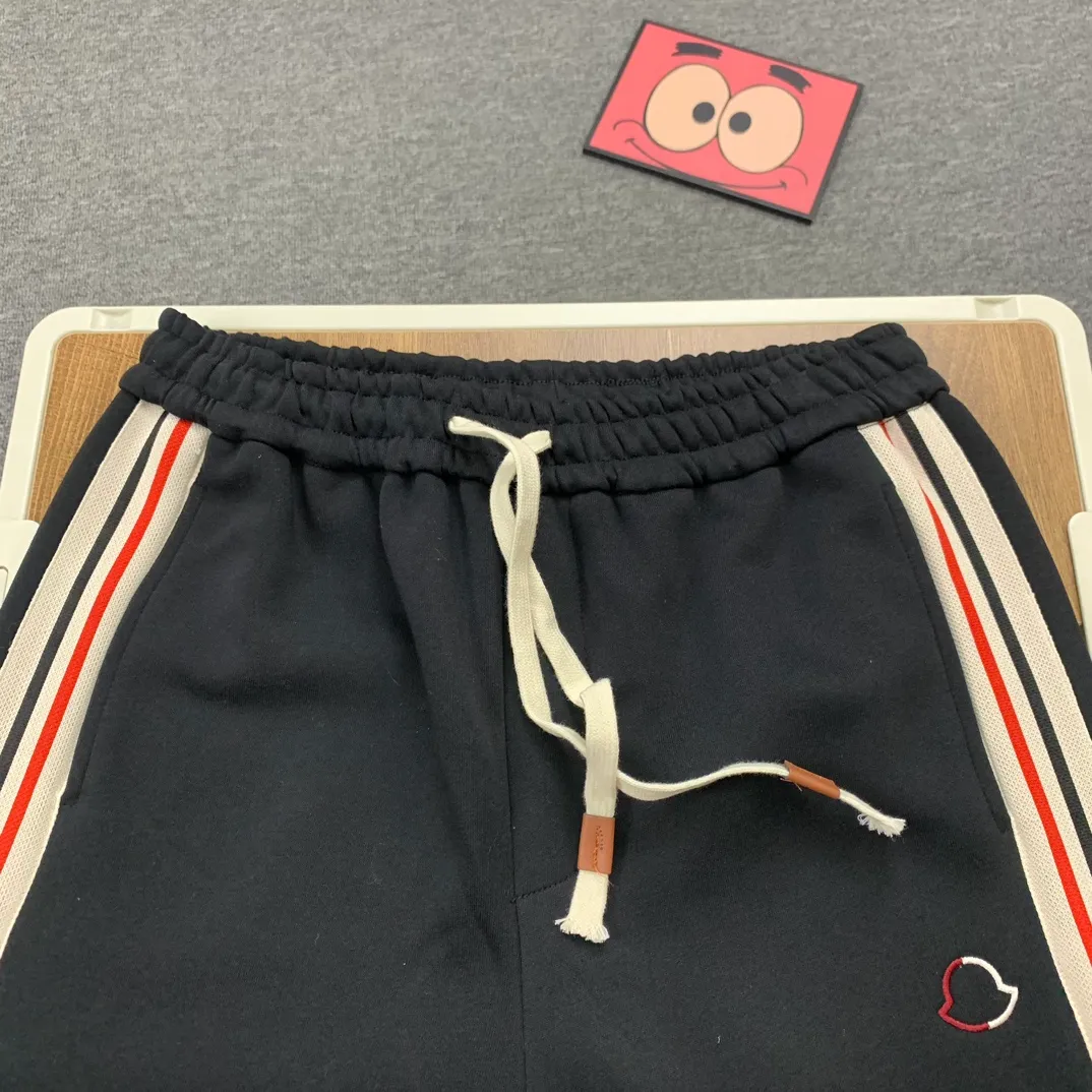 P220 💰Model No. C122 New style MONCLER straight-leg MONCLER with embroidered logo and colorful webbing, official website ZP synchronized new sweatpants for men and women. The fabric is made of 450g heavyweight double-ply double yarn composite fabric. The letter mark is exquisite and full embroidery letter craftsmanship. The elastic drawstring waist design is full of flexibility. The inner hemming strips are made of high quality. The details are perfect. The version is loose. Made with conscience. It is resistant to high temperatures and will not fall off. It can be machine washed and is made in a large factory. The bag strips are neatly routed with double needles. Popular model among Internet celebrities. Very popular. Loose os version. Can be worn up to 200 pounds. Color: black. Size: S M L XL