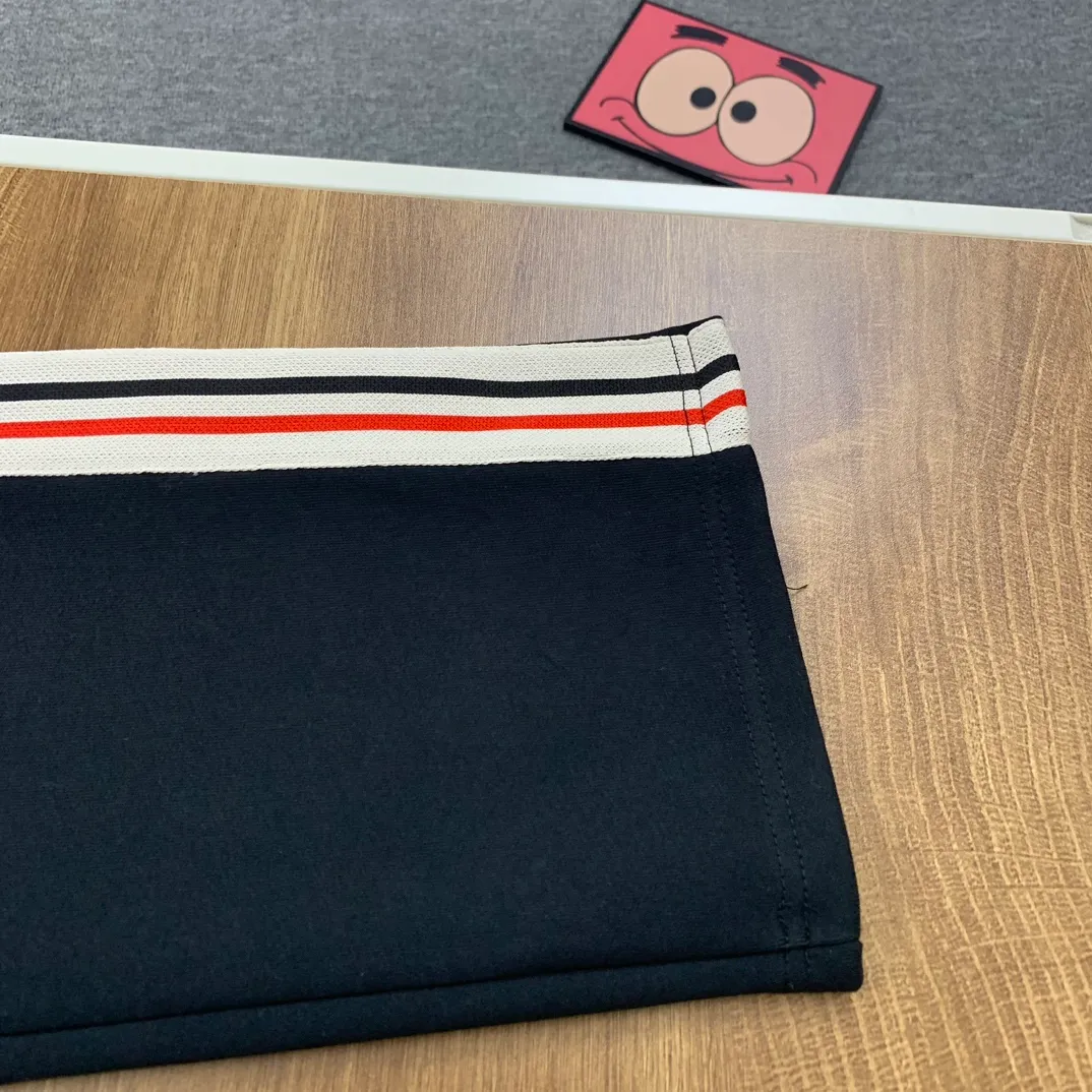 P220 💰Model No. C122 New style MONCLER straight-leg MONCLER with embroidered logo and colorful webbing, official website ZP synchronized new sweatpants for men and women. The fabric is made of 450g heavyweight double-ply double yarn composite fabric. The letter mark is exquisite and full embroidery letter craftsmanship. The elastic drawstring waist design is full of flexibility. The inner hemming strips are made of high quality. The details are perfect. The version is loose. Made with conscience. It is resistant to high temperatures and will not fall off. It can be machine washed and is made in a large factory. The bag strips are neatly routed with double needles. Popular model among Internet celebrities. Very popular. Loose os version. Can be worn up to 200 pounds. Color: black. Size: S M L XL