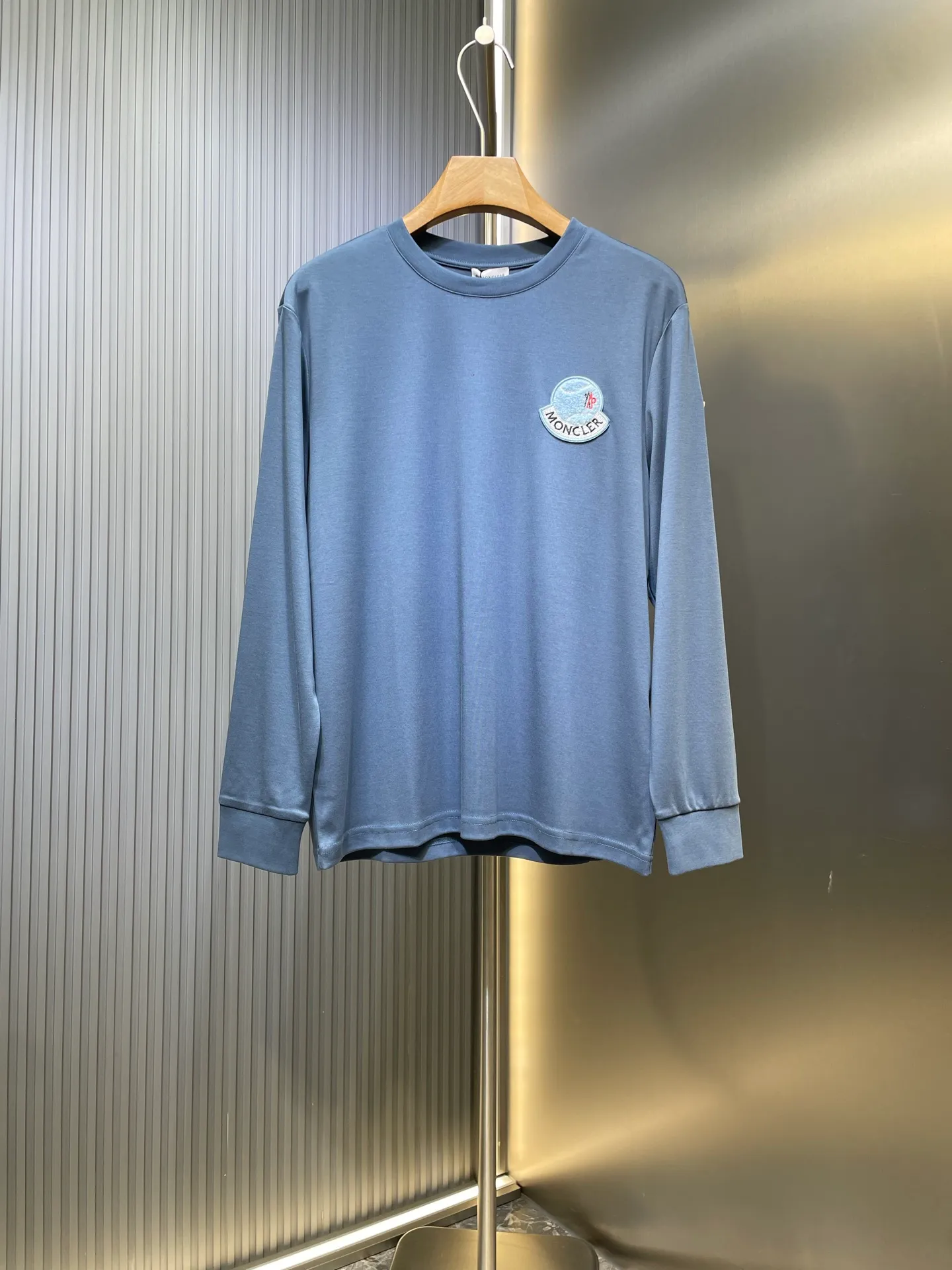 P320 Moncler 🌟 25ss new autumn and winter embroidered round neck bottoming long-sleeved T-shirt. The front chest is decorated with brand logo embroidery design. The left sleeve is decorated with felt embroidery classic logo. The cuffs are designed with high-end threads. It is a basic men's item and injects new ideas into men's wardrobe. Made of 100% long-staple cotton➕imported Lenzing Modal blended fabric. The fabric has a high-end texture, is soft and silky, has excellent elasticity, is anti-wrinkle and anti-yellowing, and will not be easily deformed after long-term wear and washing. Black, white, blue size: s-xxxl