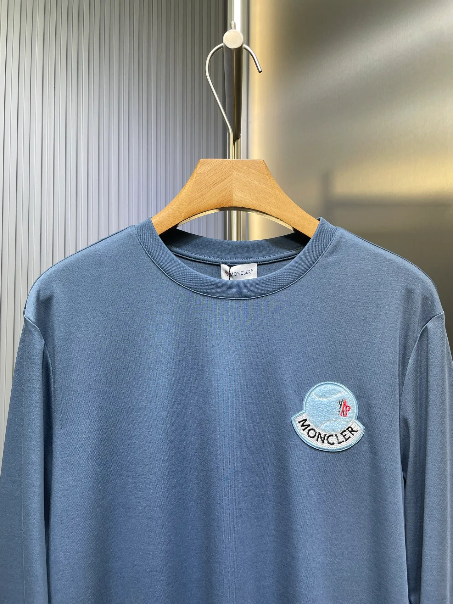 P320 Moncler 🌟 25ss new autumn and winter embroidered round neck bottoming long-sleeved T-shirt. The front chest is decorated with brand logo embroidery design. The left sleeve is decorated with felt embroidery classic logo. The cuffs are designed with high-end threads. It is a basic men's item and injects new ideas into men's wardrobe. Made of 100% long-staple cotton➕imported Lenzing Modal blended fabric. The fabric has a high-end texture, is soft and silky, has excellent elasticity, is anti-wrinkle and anti-yellowing, and will not be easily deformed after long-term wear and washing. Black, white, blue size: s-xxxl