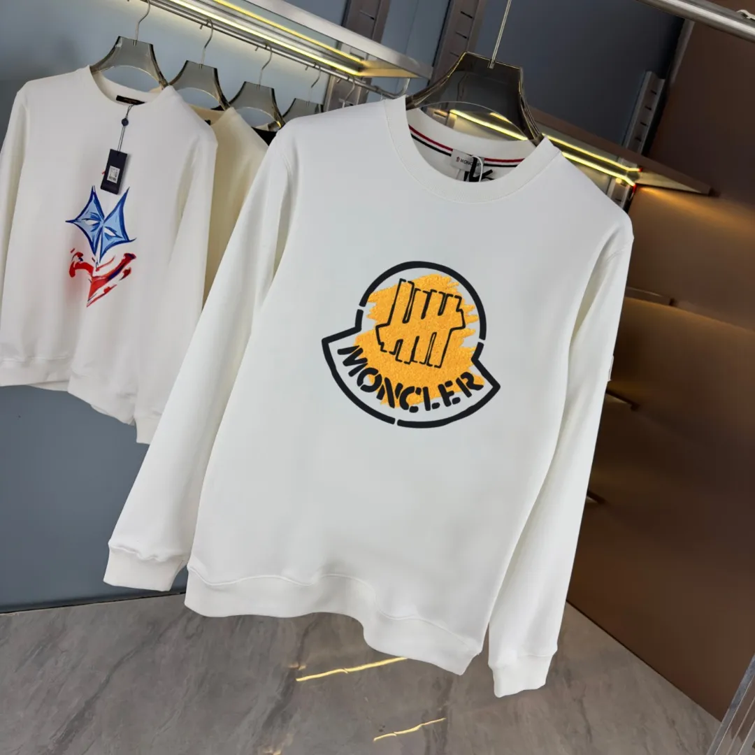 P210 high version sweatshirt) 📦With exclusive picture packaging📦 [Long-term ready stock] Upgraded version "Mobile phone smart sensor ~ NFC chip armband ~ Direct access to the official website anti-counterfeiting" 〖 𝐌𝐎𝐍𝐂𝐋𝐄𝐑 ~ Mouth covering〗 2025 new high quality, using 450g heavyweight fabric Different from the market currency, you can mix and match everything at will and you will be handsome😎The whole clothes is made of double waistcoats. The double waistcoats make the whole dress more three-dimensional. It is not an ordinary factory that can do such fine work. 2025 autumn and winter new style, on sale at the counter, exquisite printed round neck terry sweatshirt. High-end double-ply cotton. Customized stretch ribs are dyed in the same vat. Three standards are complete. It is matched with digital printing patterns and is very breathable. Same style for men and women. Color: black, white, apricot. Size: S M L XL 2XL