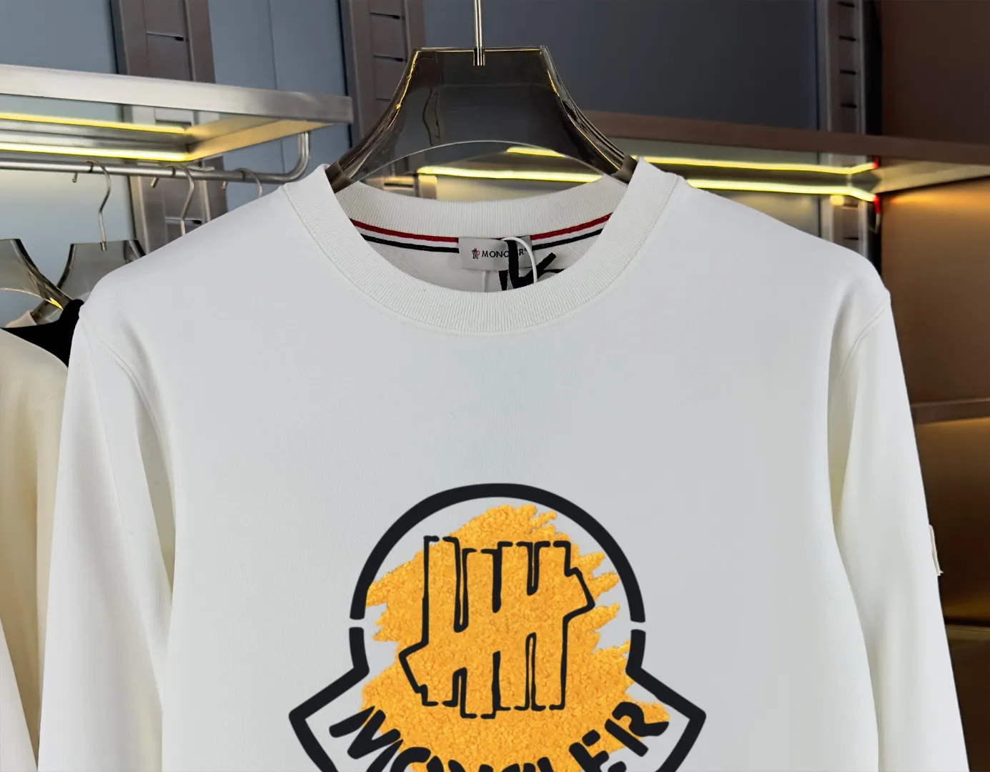 P210 high version sweatshirt) 📦With exclusive picture packaging📦 [Long-term ready stock] Upgraded version "Mobile phone smart sensor ~ NFC chip armband ~ Direct access to the official website anti-counterfeiting" 〖 𝐌𝐎𝐍𝐂𝐋𝐄𝐑 ~ Mouth covering〗 2025 new high quality, using 450g heavyweight fabric Different from the market currency, you can mix and match everything at will and you will be handsome😎The whole clothes is made of double waistcoats. The double waistcoats make the whole dress more three-dimensional. It is not an ordinary factory that can do such fine work. 2025 autumn and winter new style, on sale at the counter, exquisite printed round neck terry sweatshirt. High-end double-ply cotton. Customized stretch ribs are dyed in the same vat. Three standards are complete. It is matched with digital printing patterns and is very breathable. Same style for men and women. Color: black, white, apricot. Size: S M L XL 2XL