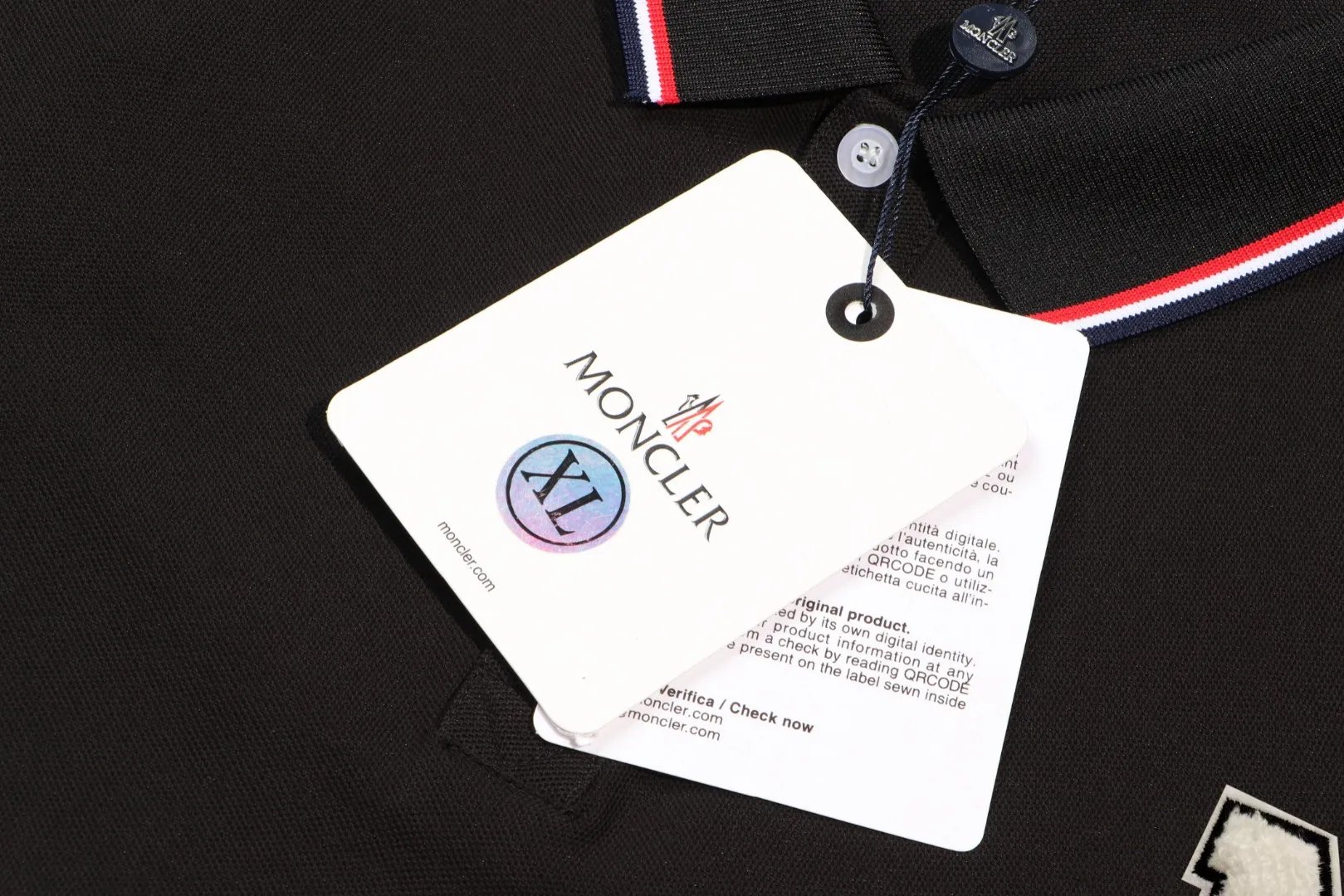 P200 New in stock】𝐌𝐎𝐍𝐂𝐋𝐄𝐑~Mengkou #2024 Early spring new high-quality lapel long-sleeved POLO shirt, counter-customized fabrics with high breathability and comfort, impeccable details, the brand's simple element design concept, reflecting high quality. It feels delicate and soft! It presents a casual cut and the upper body shape is great! The chest is filled with three-dimensional embroidery of the brand LOGO to highlight quality and luxury. Color: black, white Size: M~L~XL~2XL~3XL