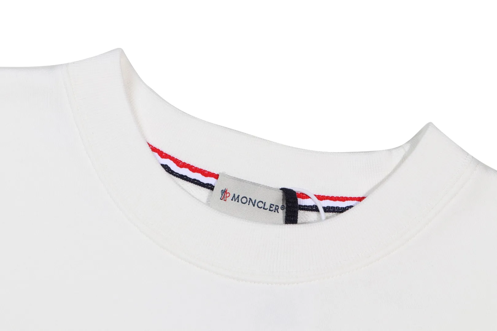 P210 High-version sweatshirt) [Long-term stock] 〖𝐌𝐎𝐍𝐂𝐋𝐄𝐑~Mask〗 Made of 440g heavy-weight fabric. It is different from the market currency. It can be matched with any variety and is properly handsome. 😎The whole dress is made of double waistcoats. The double waistcoats make the whole dress more three-dimensional. Not ordinary factories can do such fine work. 2025 Spring runway version of the T stage, on sale at the counter, round neck terry sweatshirt, high-end double-strand pure cotton, custom-made stretch ribs, dyed in the same vat, complete with three standards, matched with exquisite embroidered LOGO on the chest, simple and advanced, same style for men and women. Color: black, apricot, white, size: S M L XL 2XL