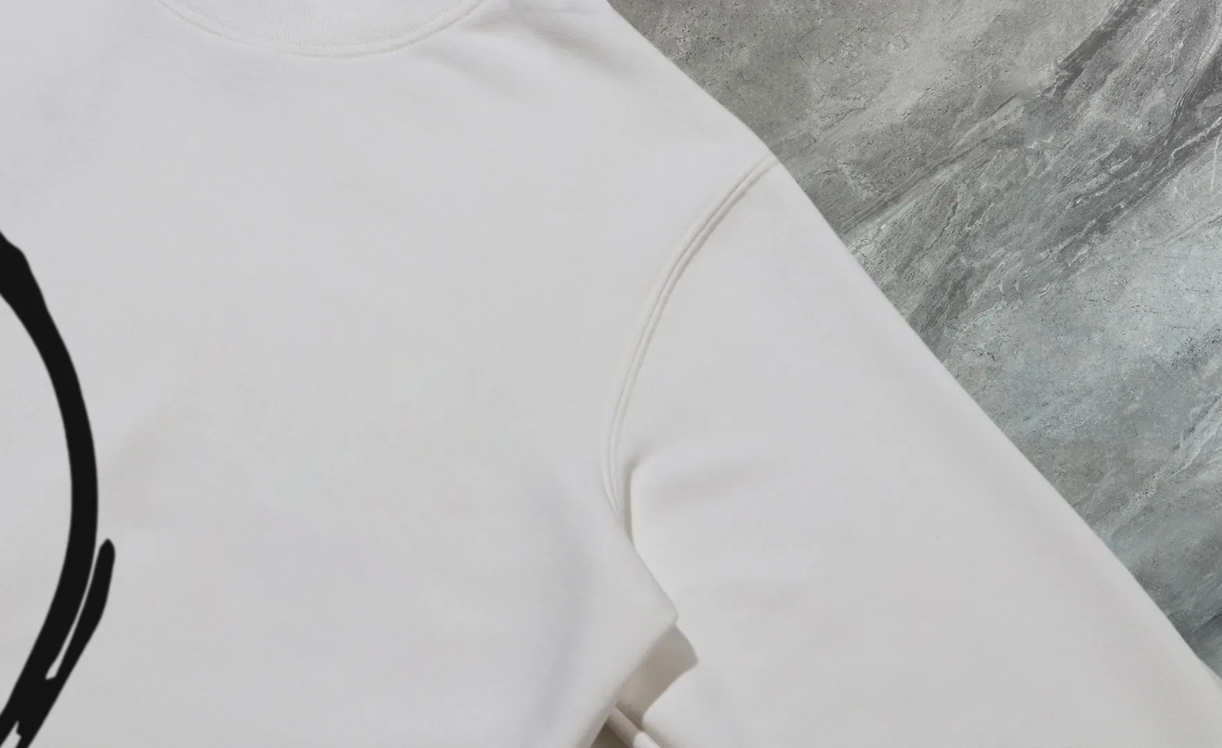P210 High-version sweatshirt) [Long-term stock] 〖𝐌𝐎𝐍𝐂𝐋𝐄𝐑~Mask〗 Made of 440g heavy-weight fabric. It is different from the market currency. It can be matched with any variety and is properly handsome. 😎The whole dress is made of double waistcoats. The double waistcoats make the whole dress more three-dimensional. Not ordinary factories can do such fine work. 2025 Spring runway version of the T stage, on sale at the counter, round neck terry sweatshirt, high-end double-strand pure cotton, custom-made stretch ribs, dyed in the same vat, complete with three standards, matched with exquisite embroidered LOGO on the chest, simple and advanced, same style for men and women. Color: black, apricot, white, size: S M L XL 2XL