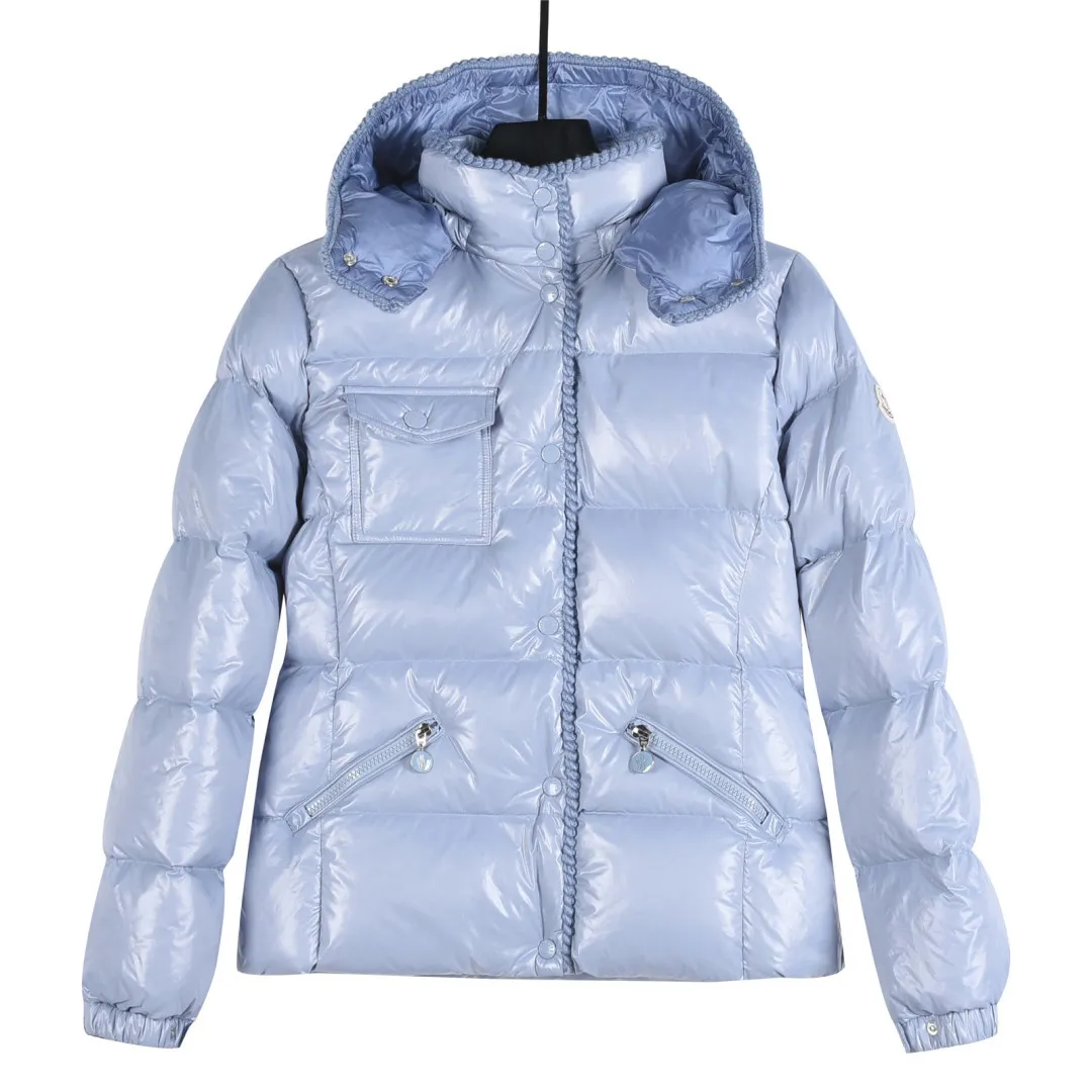 P860 Moncler / Moncler Mouth Small Waist Second Generation FW25 Glareins Woven Trim Hooded Short Comfort Down Jacket Women's Glareins Woven Trim Hooded Short Down Jacket is a classic item of Moncler's 2025 autumn and winter women's wear series. It highlights the feminine temperament with exquisite braided trim and waist design.  • Design highlights: Braided trim is used to highlight the waist silhouette, and the short hooded design is both fashionable and practical • Fabric technology: The outer shell is made of 100% nylon fabric, with a gorgeous luster, and the interior is filled with 90% white goose down + 10% feathers • Functional details: Equipped with an adjustable hood, zipper + snap button double closure, waist drawstring design, length of about 58cm • Origin information: Mainly made in Romania, ensuring European quality standards • Good upper body effect: A-line hem design with slightly closed waist, as delicate as a princess, outstanding proportion modification effect • Strong thermal insulation performance: 90 white goose down filling, warmth retention comparable to polar expedition equipment, light and not bulky • Strong sense of quality: high-quality hardware, even and fine stitching, clear brand logo Color: blue off-white black code number: 0 1 2 3