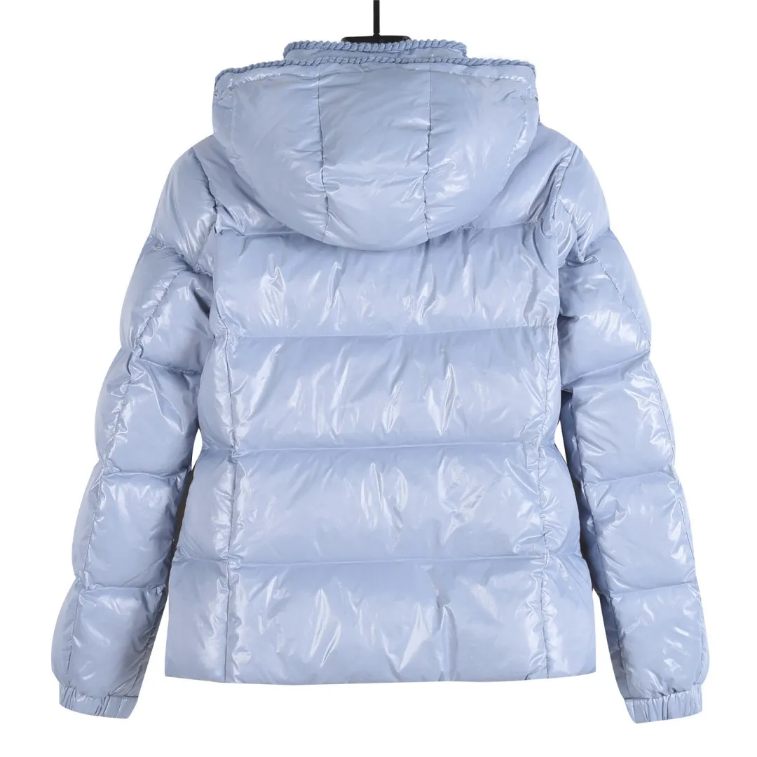 P860 Moncler / Moncler Mouth Small Waist Second Generation FW25 Glareins Woven Trim Hooded Short Comfort Down Jacket Women's Glareins Woven Trim Hooded Short Down Jacket is a classic item of Moncler's 2025 autumn and winter women's wear series. It highlights the feminine temperament with exquisite braided trim and waist design.  • Design highlights: Braided trim is used to highlight the waist silhouette, and the short hooded design is both fashionable and practical • Fabric technology: The outer shell is made of 100% nylon fabric, with a gorgeous luster, and the interior is filled with 90% white goose down + 10% feathers • Functional details: Equipped with an adjustable hood, zipper + snap button double closure, waist drawstring design, length of about 58cm • Origin information: Mainly made in Romania, ensuring European quality standards • Good upper body effect: A-line hem design with slightly closed waist, as delicate as a princess, outstanding proportion modification effect • Strong thermal insulation performance: 90 white goose down filling, warmth retention comparable to polar expedition equipment, light and not bulky • Strong sense of quality: high-quality hardware, even and fine stitching, clear brand logo Color: blue off-white black code number: 0 1 2 3