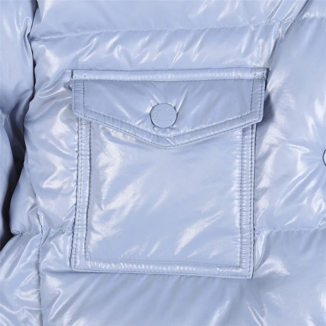 P860 Moncler / Moncler Mouth Small Waist Second Generation FW25 Glareins Woven Trim Hooded Short Comfort Down Jacket Women's Glareins Woven Trim Hooded Short Down Jacket is a classic item of Moncler's 2025 autumn and winter women's wear series. It highlights the feminine temperament with exquisite braided trim and waist design.  • Design highlights: Braided trim is used to highlight the waist silhouette, and the short hooded design is both fashionable and practical • Fabric technology: The outer shell is made of 100% nylon fabric, with a gorgeous luster, and the interior is filled with 90% white goose down + 10% feathers • Functional details: Equipped with an adjustable hood, zipper + snap button double closure, waist drawstring design, length of about 58cm • Origin information: Mainly made in Romania, ensuring European quality standards • Good upper body effect: A-line hem design with slightly closed waist, as delicate as a princess, outstanding proportion modification effect • Strong thermal insulation performance: 90 white goose down filling, warmth retention comparable to polar expedition equipment, light and not bulky • Strong sense of quality: high-quality hardware, even and fine stitching, clear brand logo Color: blue off-white black code number: 0 1 2 3