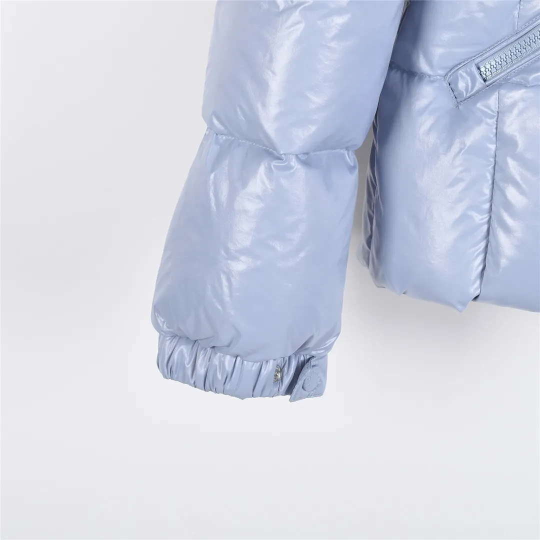 P860 Moncler / Moncler Mouth Small Waist Second Generation FW25 Glareins Woven Trim Hooded Short Comfort Down Jacket Women's Glareins Woven Trim Hooded Short Down Jacket is a classic item of Moncler's 2025 autumn and winter women's wear series. It highlights the feminine temperament with exquisite braided trim and waist design.  • Design highlights: Braided trim is used to highlight the waist silhouette, and the short hooded design is both fashionable and practical • Fabric technology: The outer shell is made of 100% nylon fabric, with a gorgeous luster, and the interior is filled with 90% white goose down + 10% feathers • Functional details: Equipped with an adjustable hood, zipper + snap button double closure, waist drawstring design, length of about 58cm • Origin information: Mainly made in Romania, ensuring European quality standards • Good upper body effect: A-line hem design with slightly closed waist, as delicate as a princess, outstanding proportion modification effect • Strong thermal insulation performance: 90 white goose down filling, warmth retention comparable to polar expedition equipment, light and not bulky • Strong sense of quality: high-quality hardware, even and fine stitching, clear brand logo Color: blue off-white black code number: 0 1 2 3