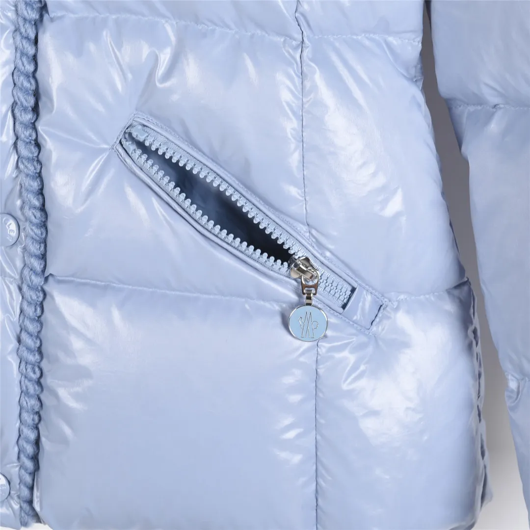 P860 Moncler / Moncler Mouth Small Waist Second Generation FW25 Glareins Woven Trim Hooded Short Comfort Down Jacket Women's Glareins Woven Trim Hooded Short Down Jacket is a classic item of Moncler's 2025 autumn and winter women's wear series. It highlights the feminine temperament with exquisite braided trim and waist design.  • Design highlights: Braided trim is used to highlight the waist silhouette, and the short hooded design is both fashionable and practical • Fabric technology: The outer shell is made of 100% nylon fabric, with a gorgeous luster, and the interior is filled with 90% white goose down + 10% feathers • Functional details: Equipped with an adjustable hood, zipper + snap button double closure, waist drawstring design, length of about 58cm • Origin information: Mainly made in Romania, ensuring European quality standards • Good upper body effect: A-line hem design with slightly closed waist, as delicate as a princess, outstanding proportion modification effect • Strong thermal insulation performance: 90 white goose down filling, warmth retention comparable to polar expedition equipment, light and not bulky • Strong sense of quality: high-quality hardware, even and fine stitching, clear brand logo Color: blue off-white black code number: 0 1 2 3