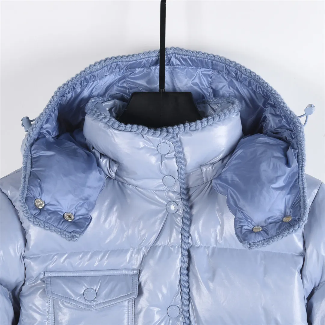 P860 Moncler / Moncler Mouth Small Waist Second Generation FW25 Glareins Woven Trim Hooded Short Comfort Down Jacket Women's Glareins Woven Trim Hooded Short Down Jacket is a classic item of Moncler's 2025 autumn and winter women's wear series. It highlights the feminine temperament with exquisite braided trim and waist design.  • Design highlights: Braided trim is used to highlight the waist silhouette, and the short hooded design is both fashionable and practical • Fabric technology: The outer shell is made of 100% nylon fabric, with a gorgeous luster, and the interior is filled with 90% white goose down + 10% feathers • Functional details: Equipped with an adjustable hood, zipper + snap button double closure, waist drawstring design, length of about 58cm • Origin information: Mainly made in Romania, ensuring European quality standards • Good upper body effect: A-line hem design with slightly closed waist, as delicate as a princess, outstanding proportion modification effect • Strong thermal insulation performance: 90 white goose down filling, warmth retention comparable to polar expedition equipment, light and not bulky • Strong sense of quality: high-quality hardware, even and fine stitching, clear brand logo Color: blue off-white black code number: 0 1 2 3