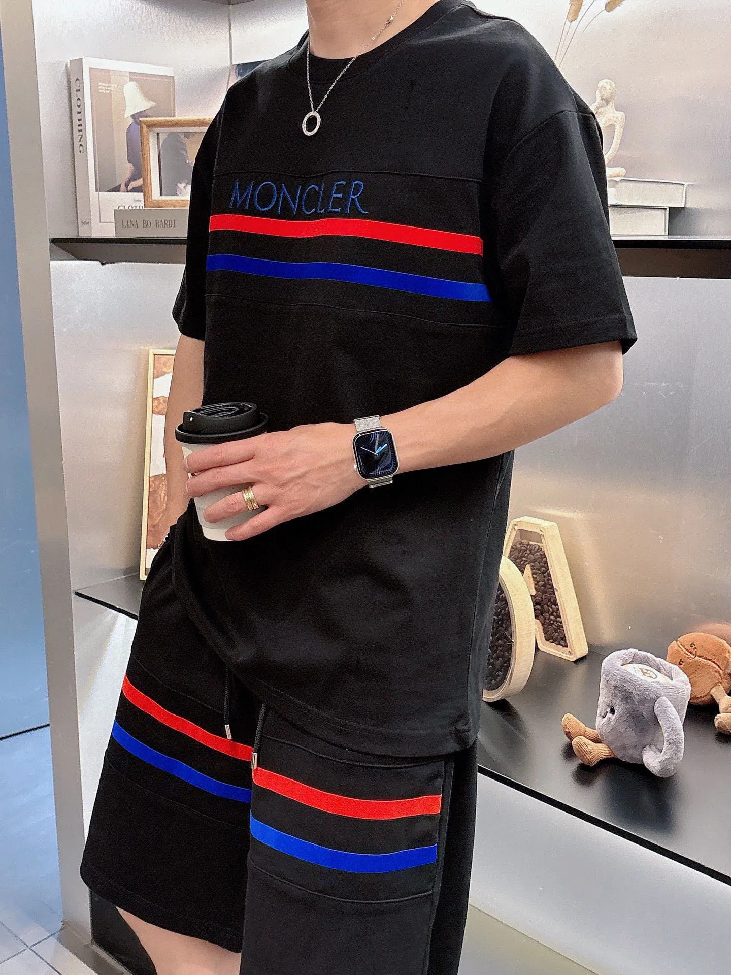 P570 Brand [MONCLER Mouth Covered] 2025 round neck short-sleeved shorts suit. The pure cotton fabric upper body will not be stuffy, the smooth and comfortable skin-friendly effect is more breathable, the fabric has its own texture, classic logo technology, a new interpretation from a unique angle, fashionable and versatile choice! Size: M-3XL (maximum wear: 190 pounds)
