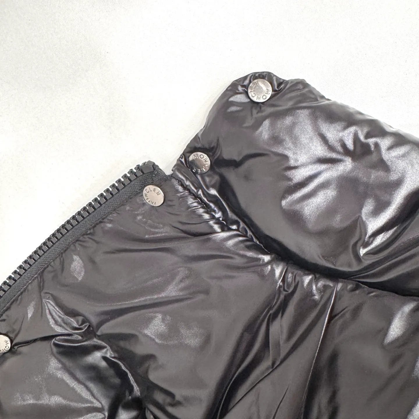 P560 Tibb men's down vest] Tibb men's down vest is a classic Moncler design item made of nylon laqué fabric.     The Tibb men's down vest is a classic Moncler item, inspired by the iconic archival silhouette of the 1980s. Made from lightweight nylon laqué functional fabric, it's perfect for changing seasons.  •Made of nylon laqué •Nylon laqué lining •Down filled •Snap-stud collar •Zip closure •Zip pockets •Fabric: 100% nylon; •Lining: 100% nylon; •Filling: goose down •Down content: 90%; except trim; •Size: 12345 Maximum wash temperature 30°C - Gentle wash; Do not bleach; Do not tumble dry; Ironing maximum temperature 110°C - without steam; Do not dry clean; Professional wet cleaning - Gentle wash; Lay flat to dry in shade; Wash separately; Recommend washing and ironing inside out