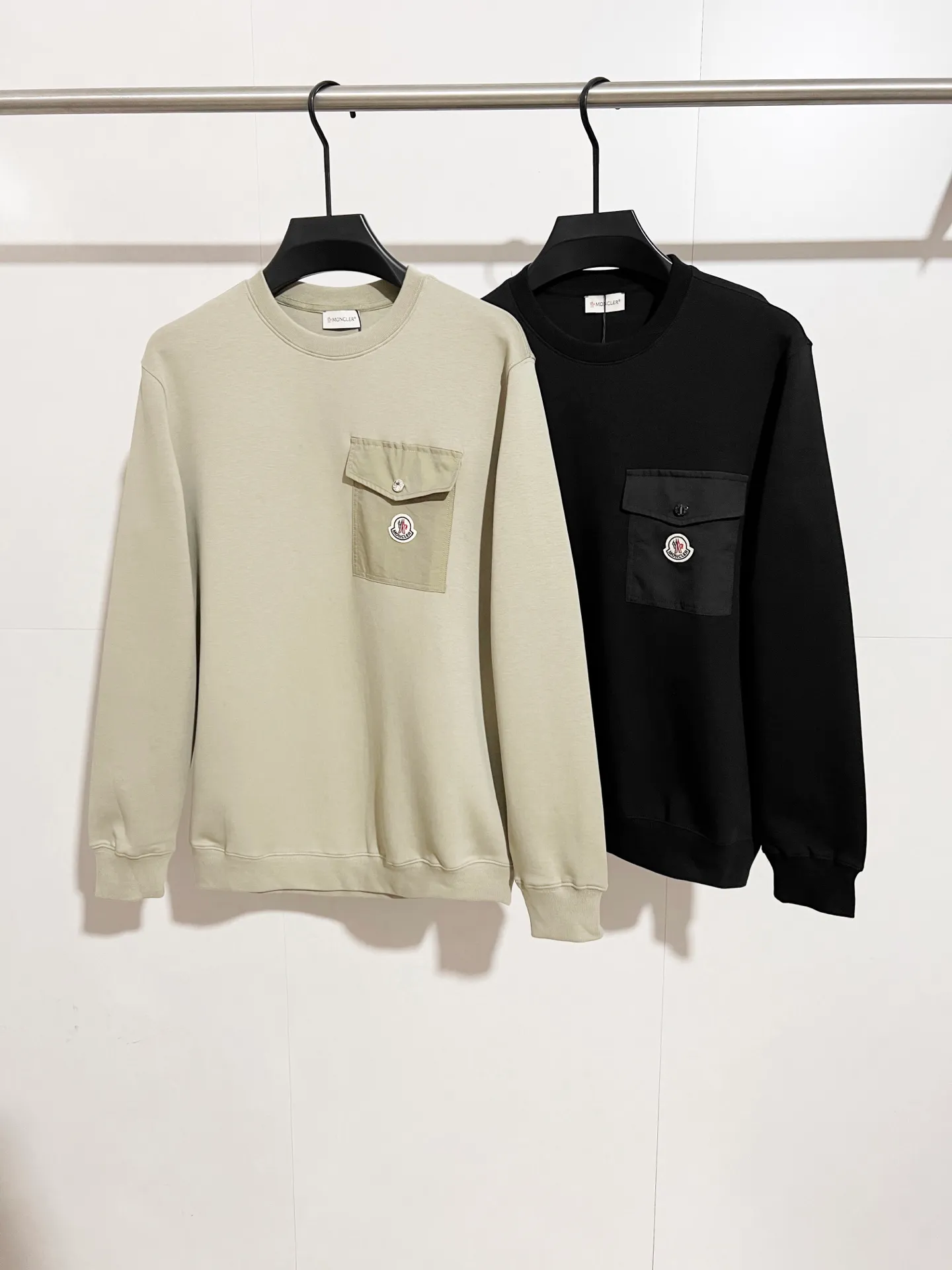P300 Recommended hot items for foreign trade orders - Moncler's official website is synchronized with the new round-neck air cotton sweatshirt with patch pockets - Made of exclusively customized imported 420g air layer fabric. The upper body is extremely comfortable. Complete customized accessories. Exclusive quality difference currency. Welcome to compare - Color: black moss green - Size: M L XL XXL