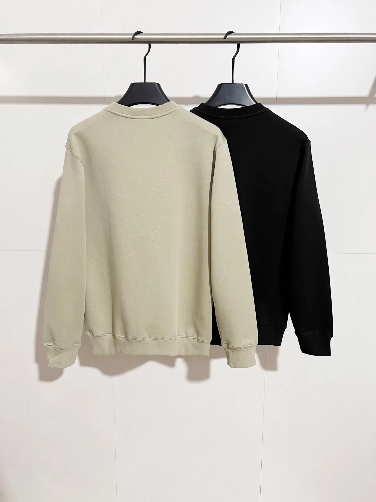 P300 Recommended hot items for foreign trade orders - Moncler's official website is synchronized with the new round-neck air cotton sweatshirt with patch pockets - Made of exclusively customized imported 420g air layer fabric. The upper body is extremely comfortable. Complete customized accessories. Exclusive quality difference currency. Welcome to compare - Color: black moss green - Size: M L XL XXL