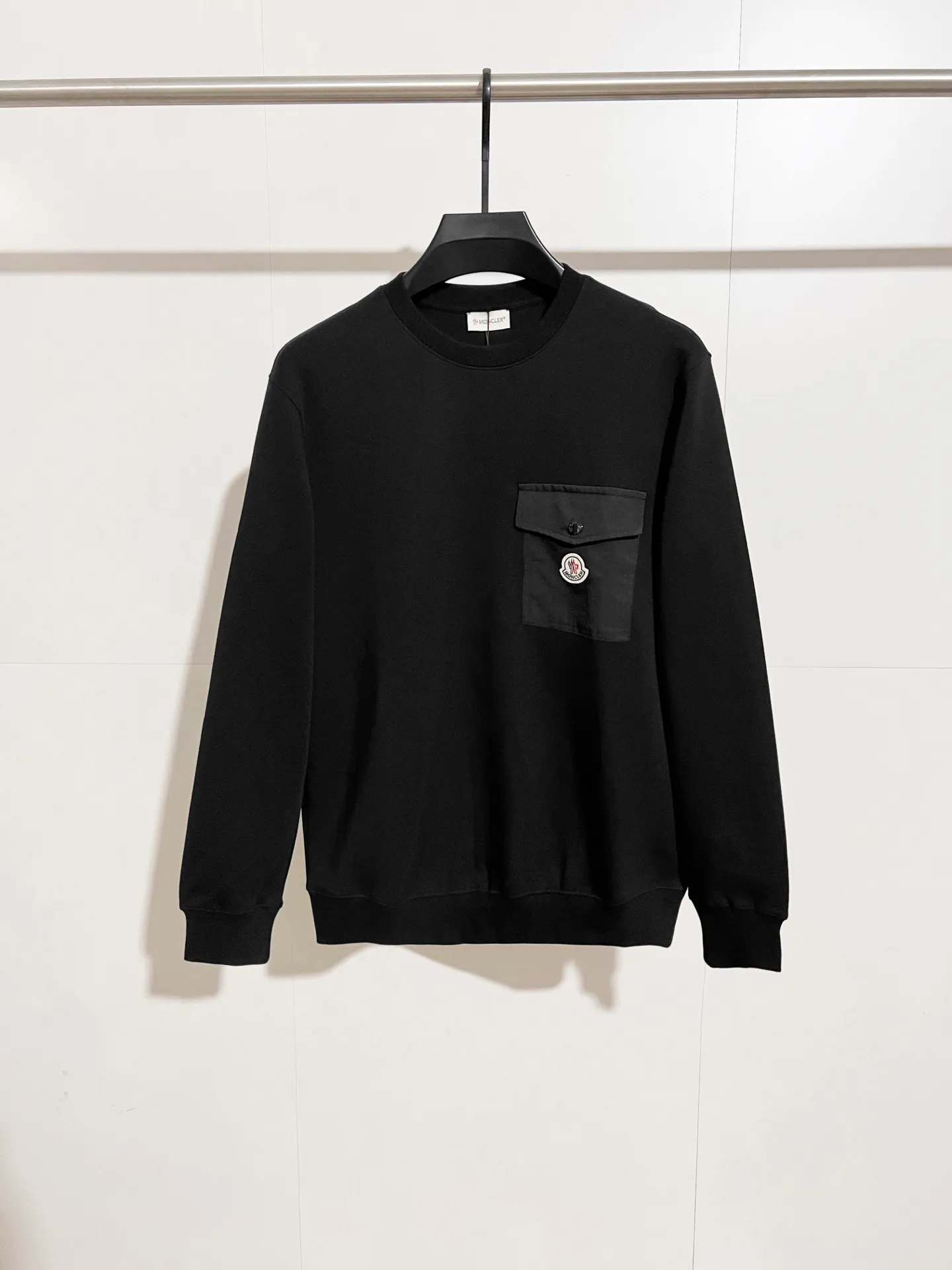 P300 Recommended hot items for foreign trade orders - Moncler's official website is synchronized with the new round-neck air cotton sweatshirt with patch pockets - Made of exclusively customized imported 420g air layer fabric. The upper body is extremely comfortable. Complete customized accessories. Exclusive quality difference currency. Welcome to compare - Color: black moss green - Size: M L XL XXL