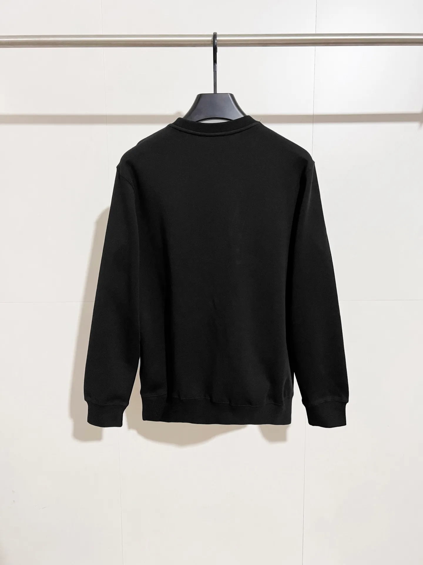 P300 Recommended hot items for foreign trade orders - Moncler's official website is synchronized with the new round-neck air cotton sweatshirt with patch pockets - Made of exclusively customized imported 420g air layer fabric. The upper body is extremely comfortable. Complete customized accessories. Exclusive quality difference currency. Welcome to compare - Color: black moss green - Size: M L XL XXL