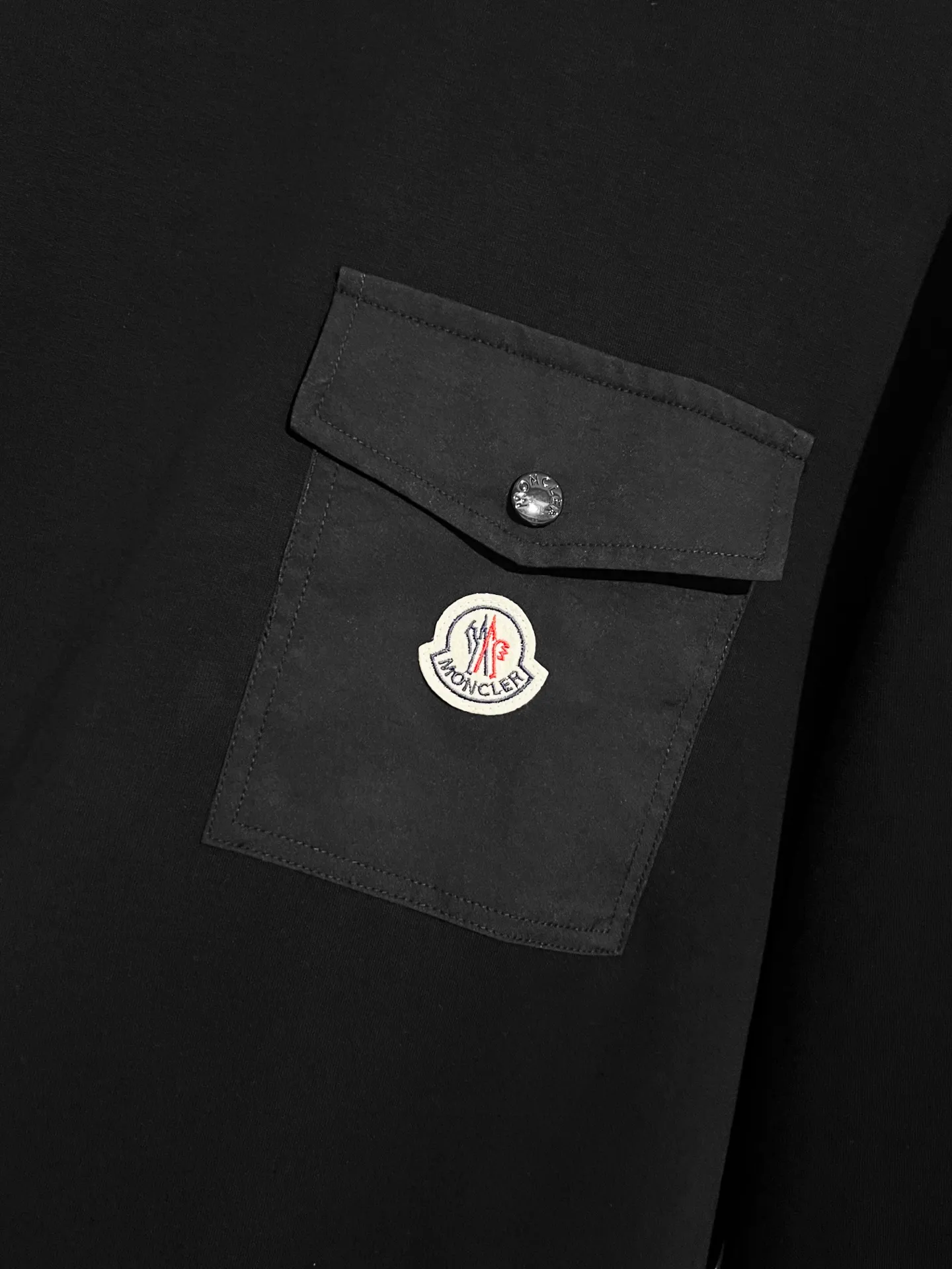 P300 Recommended hot items for foreign trade orders - Moncler's official website is synchronized with the new round-neck air cotton sweatshirt with patch pockets - Made of exclusively customized imported 420g air layer fabric. The upper body is extremely comfortable. Complete customized accessories. Exclusive quality difference currency. Welcome to compare - Color: black moss green - Size: M L XL XXL