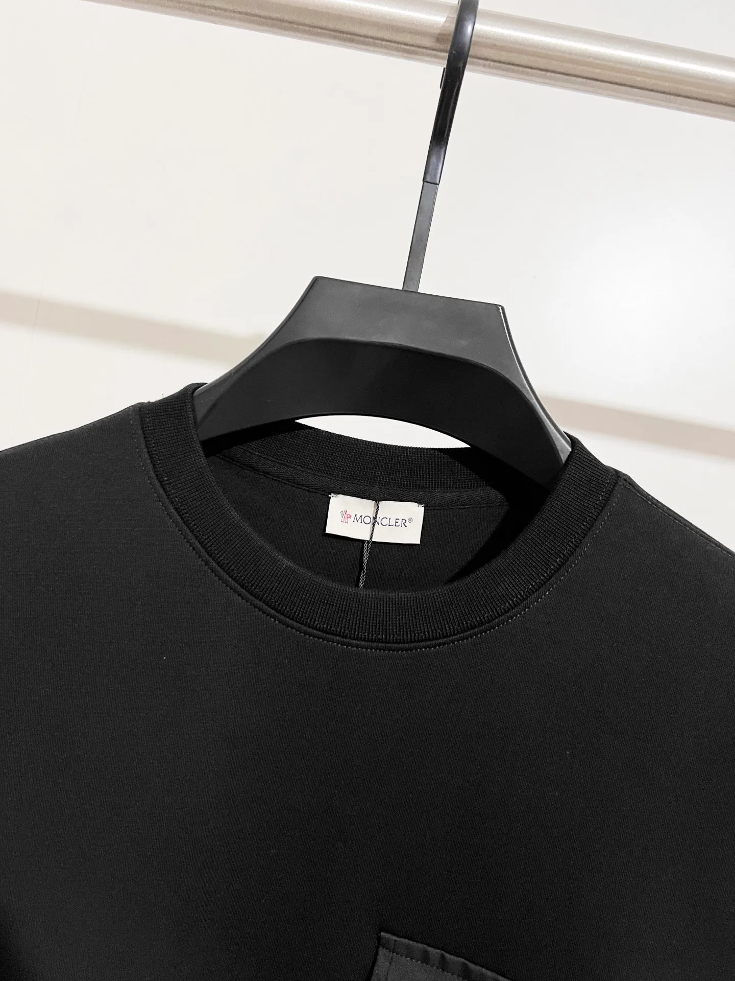 P300 Recommended hot items for foreign trade orders - Moncler's official website is synchronized with the new round-neck air cotton sweatshirt with patch pockets - Made of exclusively customized imported 420g air layer fabric. The upper body is extremely comfortable. Complete customized accessories. Exclusive quality difference currency. Welcome to compare - Color: black moss green - Size: M L XL XXL