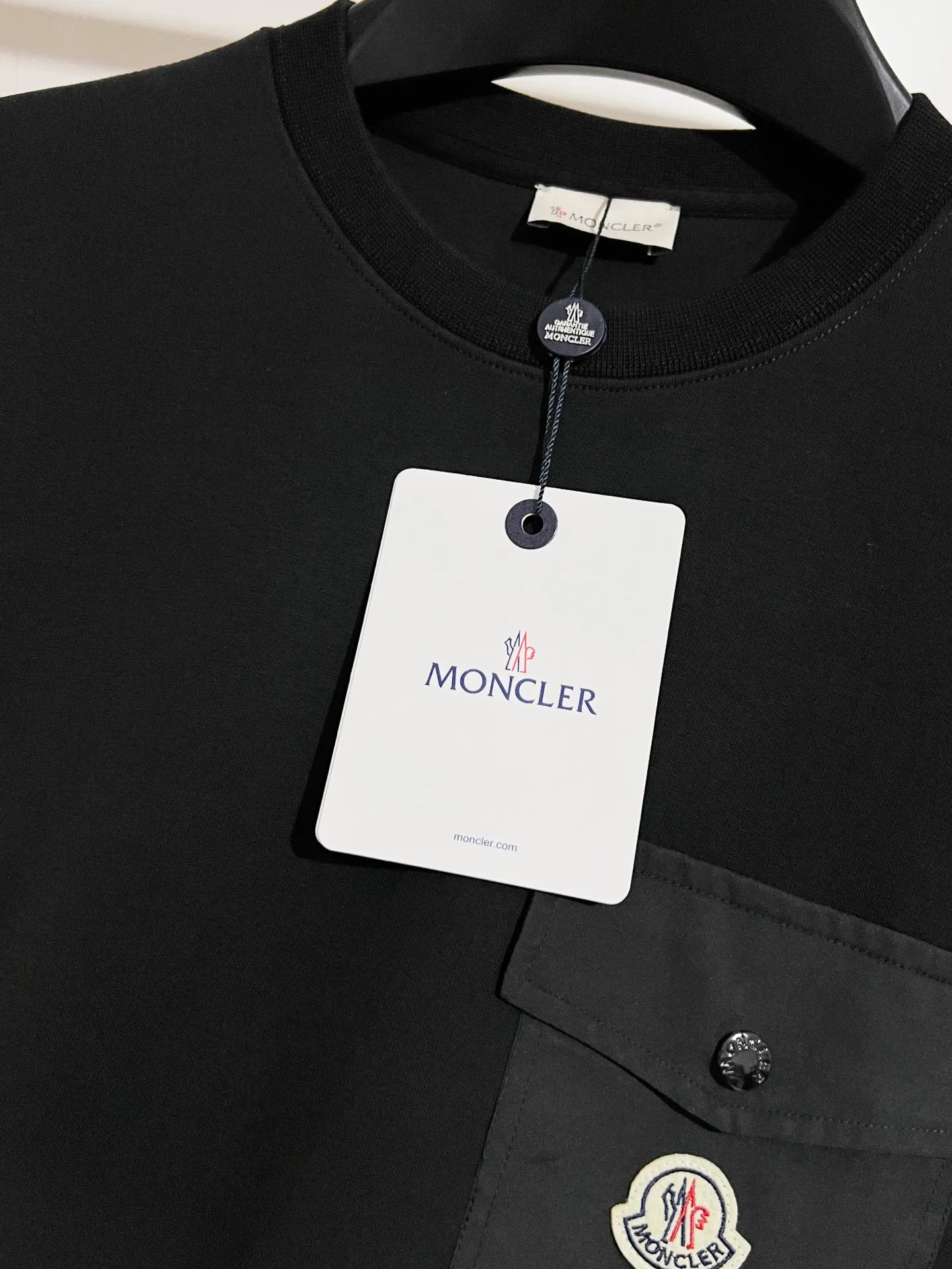 P300 Recommended hot items for foreign trade orders - Moncler's official website is synchronized with the new round-neck air cotton sweatshirt with patch pockets - Made of exclusively customized imported 420g air layer fabric. The upper body is extremely comfortable. Complete customized accessories. Exclusive quality difference currency. Welcome to compare - Color: black moss green - Size: M L XL XXL