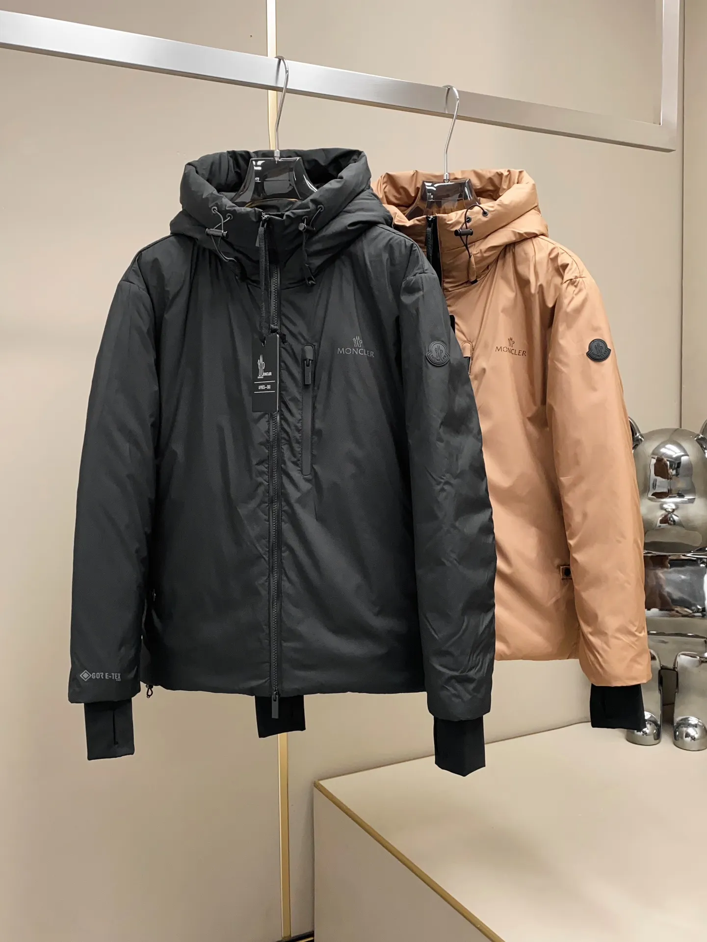 P1280 Old OEM channel, 25Moncler new lightweight men's hooded casual down jacket! Trading company order DABOS men's down inspired by the classic paninari, men's choice for outdoor activities! Made from ECONYL yarn in nylon technology and decorated with recyclable details, it highlights the brand's commitment to environmental protection. Adjustable cuffs and two-way zippers ensure easy wearing and adjusting the silhouette; The interior is made of EU-standard environmentally friendly 90% white duck down + 10% feather high-content filling. It is warmer and lighter than traditional down jackets in the past. You will know its high-end atmosphere when you try it in person. It is comfortable, warm and breathable when worn on the upper body, without any bloated feeling! At the same time, it has a high sense of class and recognition. The seams of the body are all cut in position to ensure visual beauty, which is very time-consuming and material-consuming! The fashionable detachable vest can be worn alone. The detachable hooded stand-up collar design is easy to disassemble and assemble to create different fashionable looks. The concealed placket, two-way zipper opening and closing, elastic cuffs and drawstring hem cuff design can better withstand the cold wind and keep the upper body warm in autumn and winter. It is a tall and stylish item! Available now: Black, Brown Size: M-3XL G9001 Data reference: Size 0: Shoulder width 51cm - Bust 114cm - Clothing length 70cm - Sleeve length 61cm Size 1: Shoulder width 52cm - Bust 118cm - Clothing length 71cm - Sleeve length 62cm Size 2: Shoulder width 53cm - Bust 122cm - Clothing length 72cm - Sleeve length 63cm 3 Size: Shoulder width 54cm - Bust 126cm - Clothing length 73cm - Sleeve length 64cm Size 4: Shoulder width 55cm - Bust 130cm - Clothing length 75cm - Sleeve length 64cm