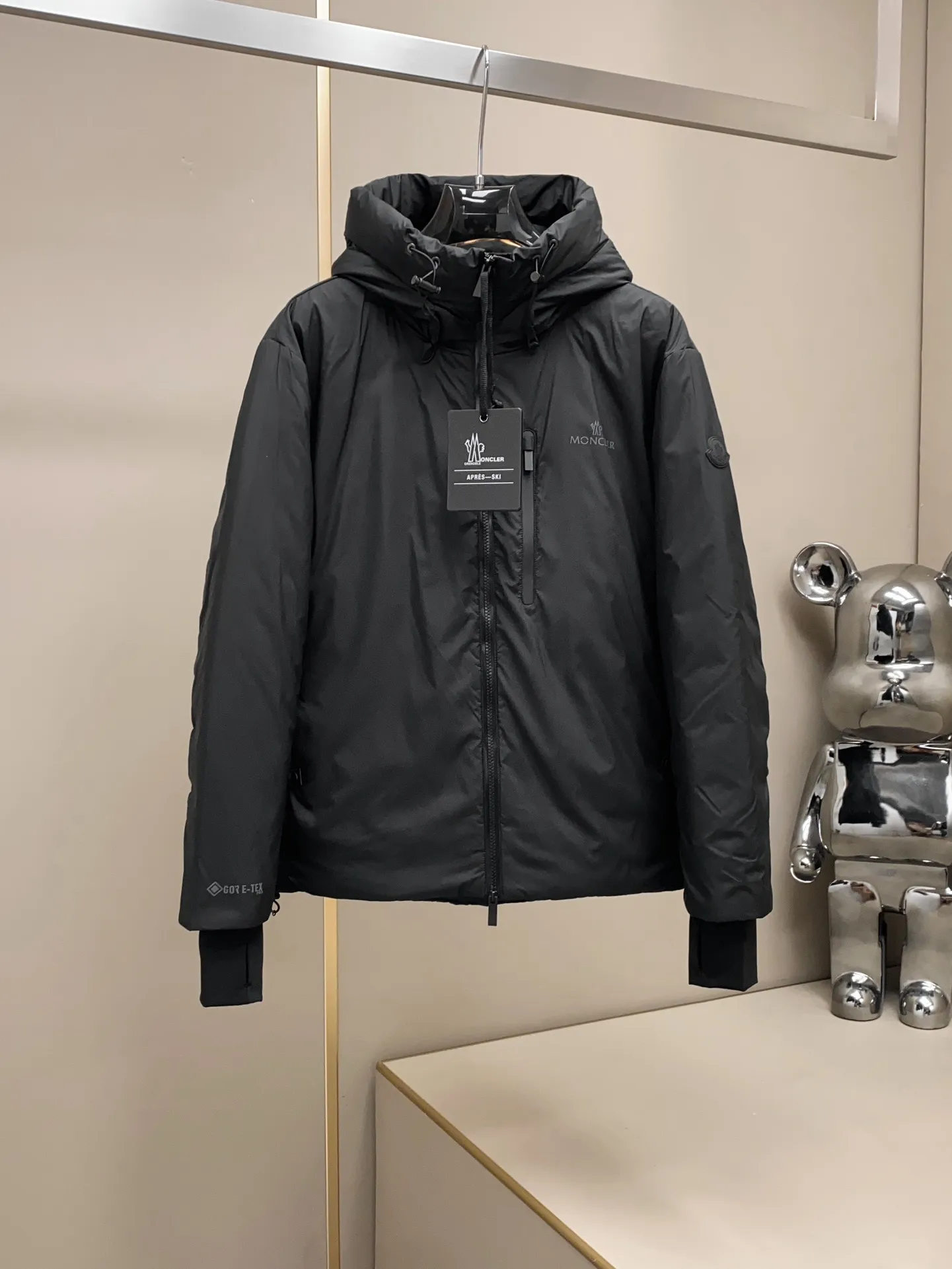 P1280 Old OEM channel, 25Moncler new lightweight men's hooded casual down jacket! Trading company order DABOS men's down inspired by the classic paninari, men's choice for outdoor activities! Made from ECONYL yarn in nylon technology and decorated with recyclable details, it highlights the brand's commitment to environmental protection. Adjustable cuffs and two-way zippers ensure easy wearing and adjusting the silhouette; The interior is made of EU-standard environmentally friendly 90% white duck down + 10% feather high-content filling. It is warmer and lighter than traditional down jackets in the past. You will know its high-end atmosphere when you try it in person. It is comfortable, warm and breathable when worn on the upper body, without any bloated feeling! At the same time, it has a high sense of class and recognition. The seams of the body are all cut in position to ensure visual beauty, which is very time-consuming and material-consuming! The fashionable detachable vest can be worn alone. The detachable hooded stand-up collar design is easy to disassemble and assemble to create different fashionable looks. The concealed placket, two-way zipper opening and closing, elastic cuffs and drawstring hem cuff design can better withstand the cold wind and keep the upper body warm in autumn and winter. It is a tall and stylish item! Available now: Black, Brown Size: M-3XL G9001 Data reference: Size 0: Shoulder width 51cm - Bust 114cm - Clothing length 70cm - Sleeve length 61cm Size 1: Shoulder width 52cm - Bust 118cm - Clothing length 71cm - Sleeve length 62cm Size 2: Shoulder width 53cm - Bust 122cm - Clothing length 72cm - Sleeve length 63cm 3 Size: Shoulder width 54cm - Bust 126cm - Clothing length 73cm - Sleeve length 64cm Size 4: Shoulder width 55cm - Bust 130cm - Clothing length 75cm - Sleeve length 64cm