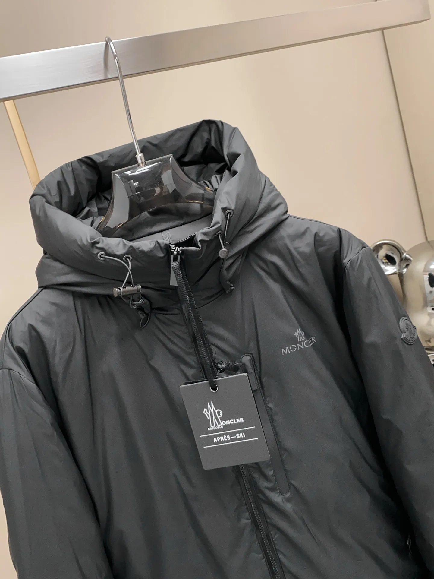 P1280 Old OEM channel, 25Moncler new lightweight men's hooded casual down jacket! Trading company order DABOS men's down inspired by the classic paninari, men's choice for outdoor activities! Made from ECONYL yarn in nylon technology and decorated with recyclable details, it highlights the brand's commitment to environmental protection. Adjustable cuffs and two-way zippers ensure easy wearing and adjusting the silhouette; The interior is made of EU-standard environmentally friendly 90% white duck down + 10% feather high-content filling. It is warmer and lighter than traditional down jackets in the past. You will know its high-end atmosphere when you try it in person. It is comfortable, warm and breathable when worn on the upper body, without any bloated feeling! At the same time, it has a high sense of class and recognition. The seams of the body are all cut in position to ensure visual beauty, which is very time-consuming and material-consuming! The fashionable detachable vest can be worn alone. The detachable hooded stand-up collar design is easy to disassemble and assemble to create different fashionable looks. The concealed placket, two-way zipper opening and closing, elastic cuffs and drawstring hem cuff design can better withstand the cold wind and keep the upper body warm in autumn and winter. It is a tall and stylish item! Available now: Black, Brown Size: M-3XL G9001 Data reference: Size 0: Shoulder width 51cm - Bust 114cm - Clothing length 70cm - Sleeve length 61cm Size 1: Shoulder width 52cm - Bust 118cm - Clothing length 71cm - Sleeve length 62cm Size 2: Shoulder width 53cm - Bust 122cm - Clothing length 72cm - Sleeve length 63cm 3 Size: Shoulder width 54cm - Bust 126cm - Clothing length 73cm - Sleeve length 64cm Size 4: Shoulder width 55cm - Bust 130cm - Clothing length 75cm - Sleeve length 64cm