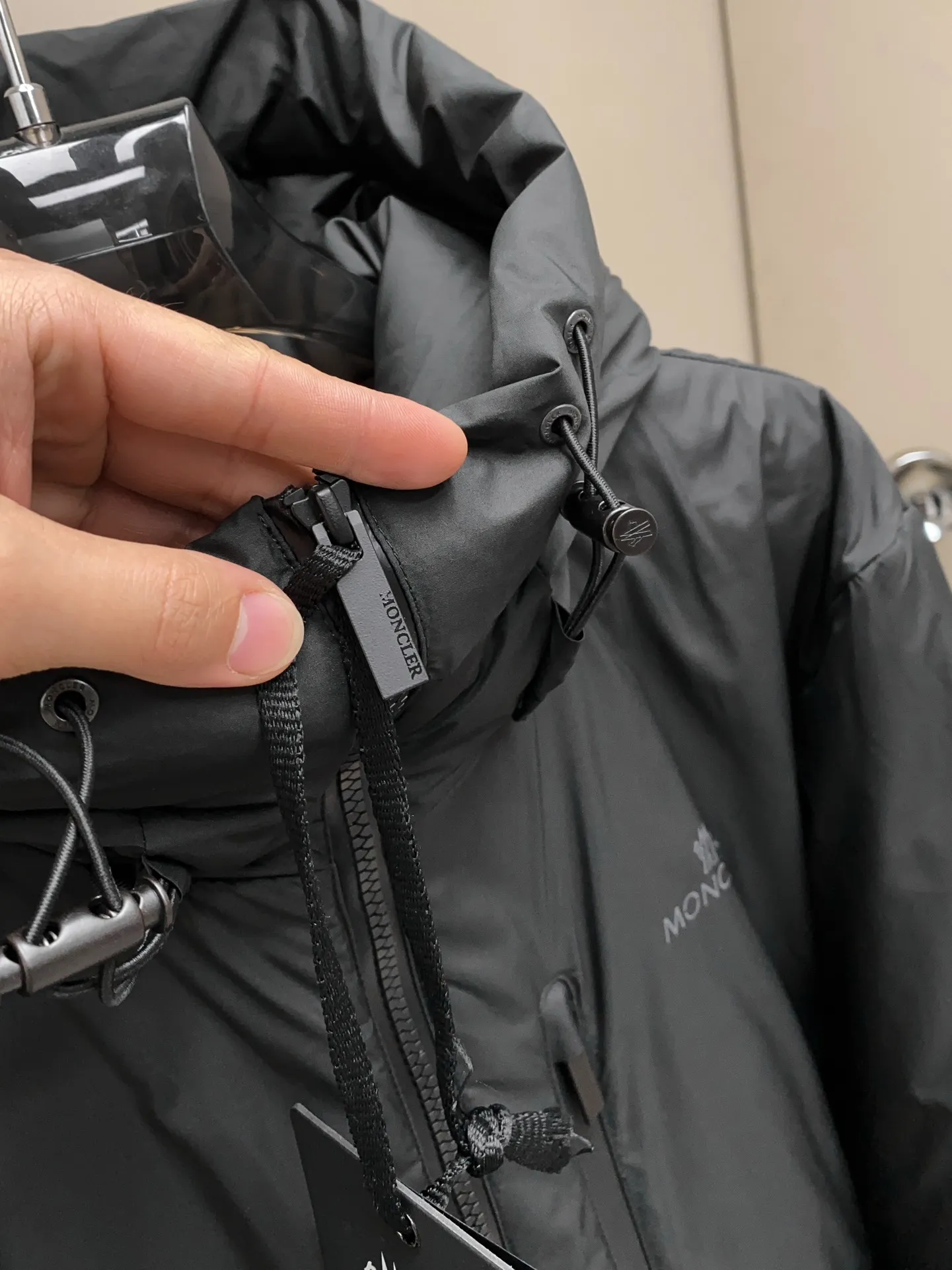 P1280 Old OEM channel, 25Moncler new lightweight men's hooded casual down jacket! Trading company order DABOS men's down inspired by the classic paninari, men's choice for outdoor activities! Made from ECONYL yarn in nylon technology and decorated with recyclable details, it highlights the brand's commitment to environmental protection. Adjustable cuffs and two-way zippers ensure easy wearing and adjusting the silhouette; The interior is made of EU-standard environmentally friendly 90% white duck down + 10% feather high-content filling. It is warmer and lighter than traditional down jackets in the past. You will know its high-end atmosphere when you try it in person. It is comfortable, warm and breathable when worn on the upper body, without any bloated feeling! At the same time, it has a high sense of class and recognition. The seams of the body are all cut in position to ensure visual beauty, which is very time-consuming and material-consuming! The fashionable detachable vest can be worn alone. The detachable hooded stand-up collar design is easy to disassemble and assemble to create different fashionable looks. The concealed placket, two-way zipper opening and closing, elastic cuffs and drawstring hem cuff design can better withstand the cold wind and keep the upper body warm in autumn and winter. It is a tall and stylish item! Available now: Black, Brown Size: M-3XL G9001 Data reference: Size 0: Shoulder width 51cm - Bust 114cm - Clothing length 70cm - Sleeve length 61cm Size 1: Shoulder width 52cm - Bust 118cm - Clothing length 71cm - Sleeve length 62cm Size 2: Shoulder width 53cm - Bust 122cm - Clothing length 72cm - Sleeve length 63cm 3 Size: Shoulder width 54cm - Bust 126cm - Clothing length 73cm - Sleeve length 64cm Size 4: Shoulder width 55cm - Bust 130cm - Clothing length 75cm - Sleeve length 64cm