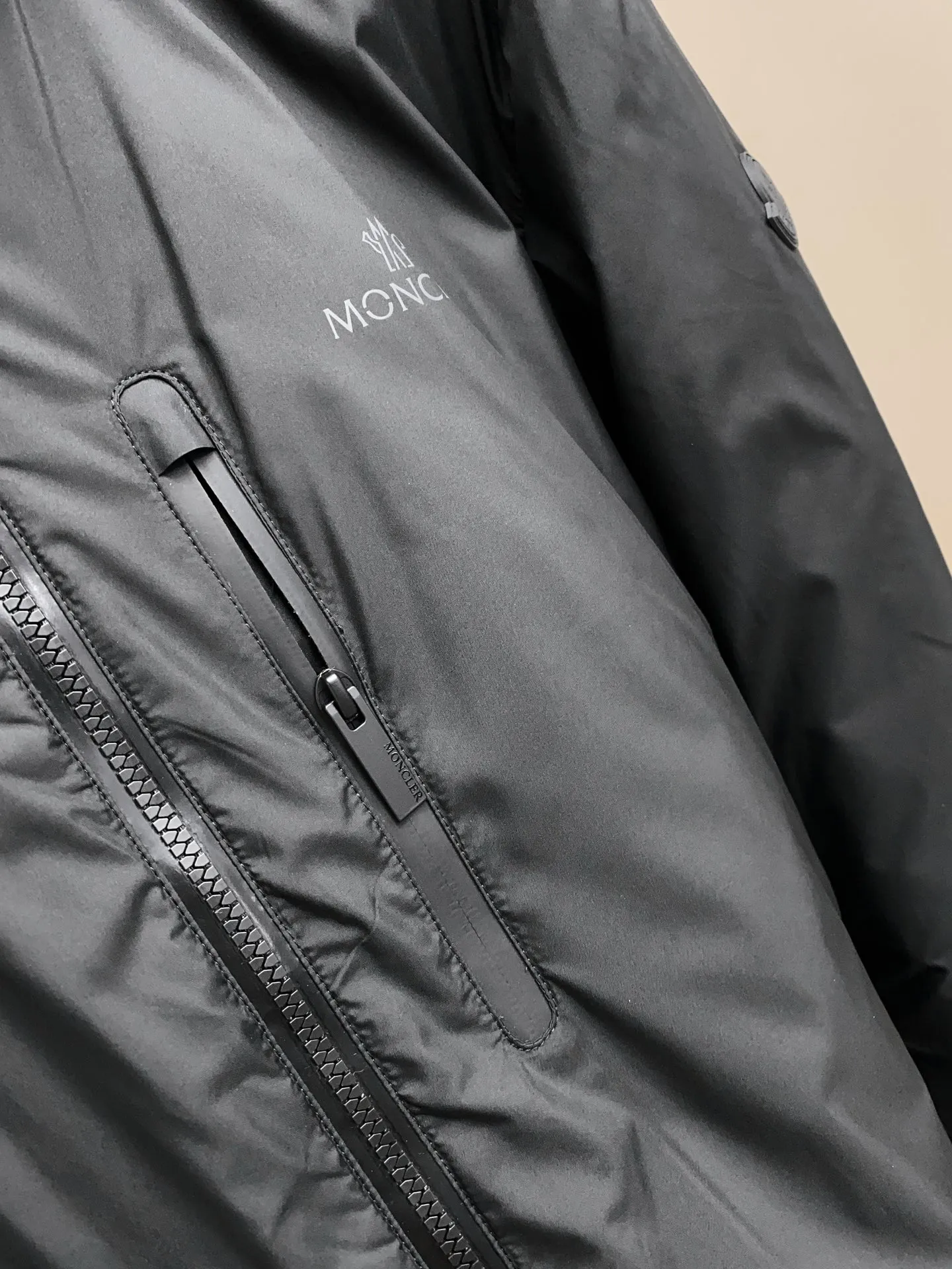P1280 Old OEM channel, 25Moncler new lightweight men's hooded casual down jacket! Trading company order DABOS men's down inspired by the classic paninari, men's choice for outdoor activities! Made from ECONYL yarn in nylon technology and decorated with recyclable details, it highlights the brand's commitment to environmental protection. Adjustable cuffs and two-way zippers ensure easy wearing and adjusting the silhouette; The interior is made of EU-standard environmentally friendly 90% white duck down + 10% feather high-content filling. It is warmer and lighter than traditional down jackets in the past. You will know its high-end atmosphere when you try it in person. It is comfortable, warm and breathable when worn on the upper body, without any bloated feeling! At the same time, it has a high sense of class and recognition. The seams of the body are all cut in position to ensure visual beauty, which is very time-consuming and material-consuming! The fashionable detachable vest can be worn alone. The detachable hooded stand-up collar design is easy to disassemble and assemble to create different fashionable looks. The concealed placket, two-way zipper opening and closing, elastic cuffs and drawstring hem cuff design can better withstand the cold wind and keep the upper body warm in autumn and winter. It is a tall and stylish item! Available now: Black, Brown Size: M-3XL G9001 Data reference: Size 0: Shoulder width 51cm - Bust 114cm - Clothing length 70cm - Sleeve length 61cm Size 1: Shoulder width 52cm - Bust 118cm - Clothing length 71cm - Sleeve length 62cm Size 2: Shoulder width 53cm - Bust 122cm - Clothing length 72cm - Sleeve length 63cm 3 Size: Shoulder width 54cm - Bust 126cm - Clothing length 73cm - Sleeve length 64cm Size 4: Shoulder width 55cm - Bust 130cm - Clothing length 75cm - Sleeve length 64cm