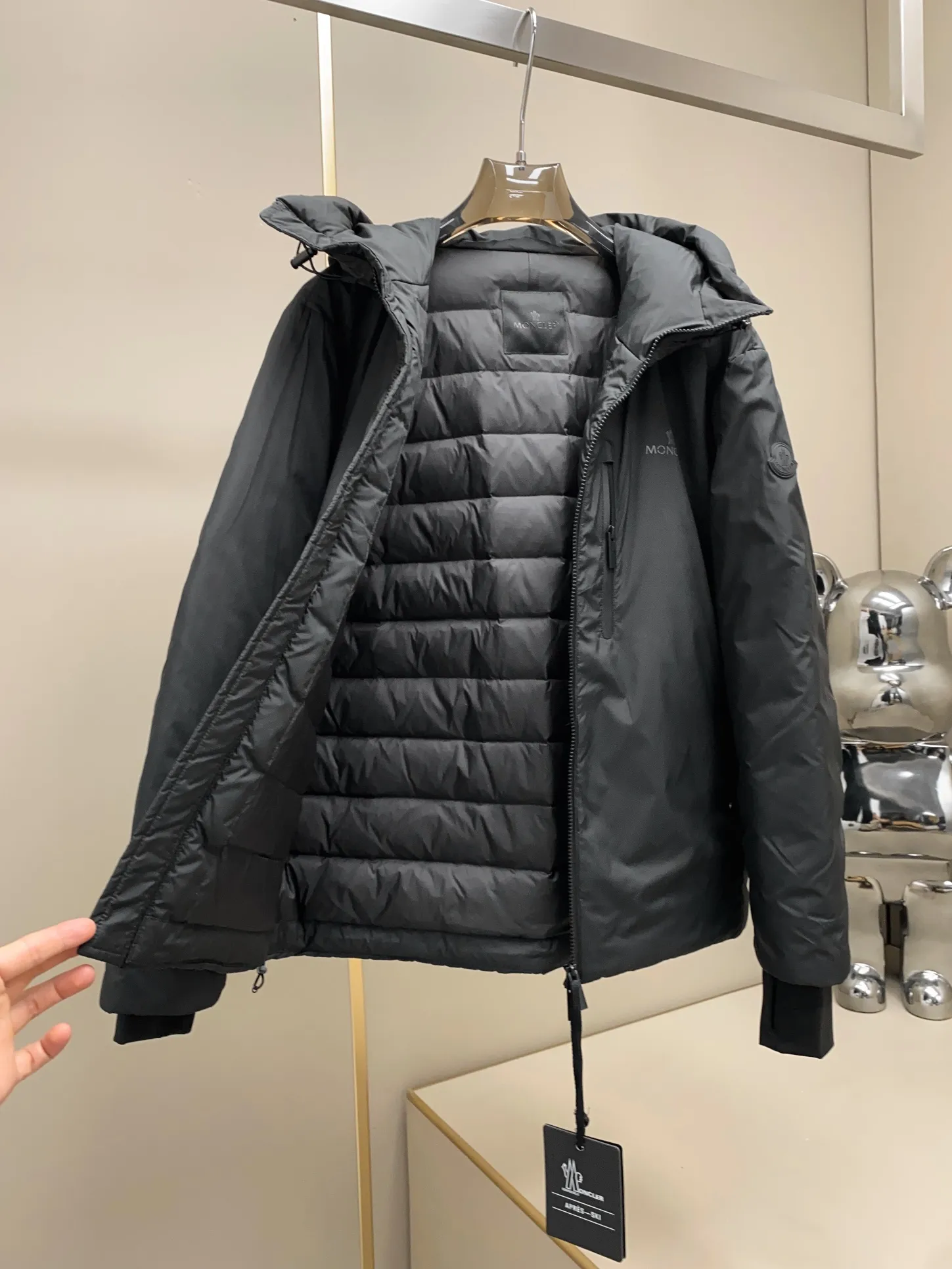 P1280 Old OEM channel, 25Moncler new lightweight men's hooded casual down jacket! Trading company order DABOS men's down inspired by the classic paninari, men's choice for outdoor activities! Made from ECONYL yarn in nylon technology and decorated with recyclable details, it highlights the brand's commitment to environmental protection. Adjustable cuffs and two-way zippers ensure easy wearing and adjusting the silhouette; The interior is made of EU-standard environmentally friendly 90% white duck down + 10% feather high-content filling. It is warmer and lighter than traditional down jackets in the past. You will know its high-end atmosphere when you try it in person. It is comfortable, warm and breathable when worn on the upper body, without any bloated feeling! At the same time, it has a high sense of class and recognition. The seams of the body are all cut in position to ensure visual beauty, which is very time-consuming and material-consuming! The fashionable detachable vest can be worn alone. The detachable hooded stand-up collar design is easy to disassemble and assemble to create different fashionable looks. The concealed placket, two-way zipper opening and closing, elastic cuffs and drawstring hem cuff design can better withstand the cold wind and keep the upper body warm in autumn and winter. It is a tall and stylish item! Available now: Black, Brown Size: M-3XL G9001 Data reference: Size 0: Shoulder width 51cm - Bust 114cm - Clothing length 70cm - Sleeve length 61cm Size 1: Shoulder width 52cm - Bust 118cm - Clothing length 71cm - Sleeve length 62cm Size 2: Shoulder width 53cm - Bust 122cm - Clothing length 72cm - Sleeve length 63cm 3 Size: Shoulder width 54cm - Bust 126cm - Clothing length 73cm - Sleeve length 64cm Size 4: Shoulder width 55cm - Bust 130cm - Clothing length 75cm - Sleeve length 64cm