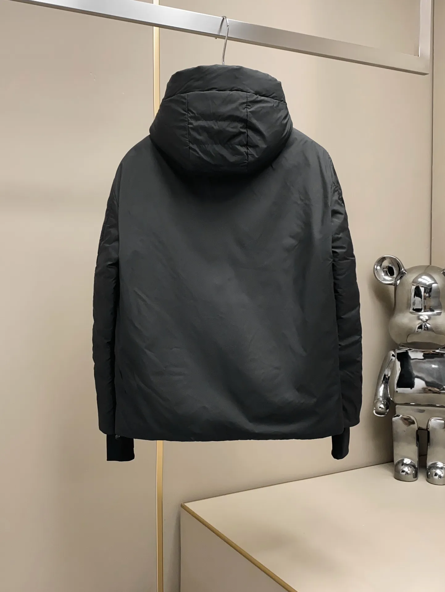 P1280 Old OEM channel, 25Moncler new lightweight men's hooded casual down jacket! Trading company order DABOS men's down inspired by the classic paninari, men's choice for outdoor activities! Made from ECONYL yarn in nylon technology and decorated with recyclable details, it highlights the brand's commitment to environmental protection. Adjustable cuffs and two-way zippers ensure easy wearing and adjusting the silhouette; The interior is made of EU-standard environmentally friendly 90% white duck down + 10% feather high-content filling. It is warmer and lighter than traditional down jackets in the past. You will know its high-end atmosphere when you try it in person. It is comfortable, warm and breathable when worn on the upper body, without any bloated feeling! At the same time, it has a high sense of class and recognition. The seams of the body are all cut in position to ensure visual beauty, which is very time-consuming and material-consuming! The fashionable detachable vest can be worn alone. The detachable hooded stand-up collar design is easy to disassemble and assemble to create different fashionable looks. The concealed placket, two-way zipper opening and closing, elastic cuffs and drawstring hem cuff design can better withstand the cold wind and keep the upper body warm in autumn and winter. It is a tall and stylish item! Available now: Black, Brown Size: M-3XL G9001 Data reference: Size 0: Shoulder width 51cm - Bust 114cm - Clothing length 70cm - Sleeve length 61cm Size 1: Shoulder width 52cm - Bust 118cm - Clothing length 71cm - Sleeve length 62cm Size 2: Shoulder width 53cm - Bust 122cm - Clothing length 72cm - Sleeve length 63cm 3 Size: Shoulder width 54cm - Bust 126cm - Clothing length 73cm - Sleeve length 64cm Size 4: Shoulder width 55cm - Bust 130cm - Clothing length 75cm - Sleeve length 64cm