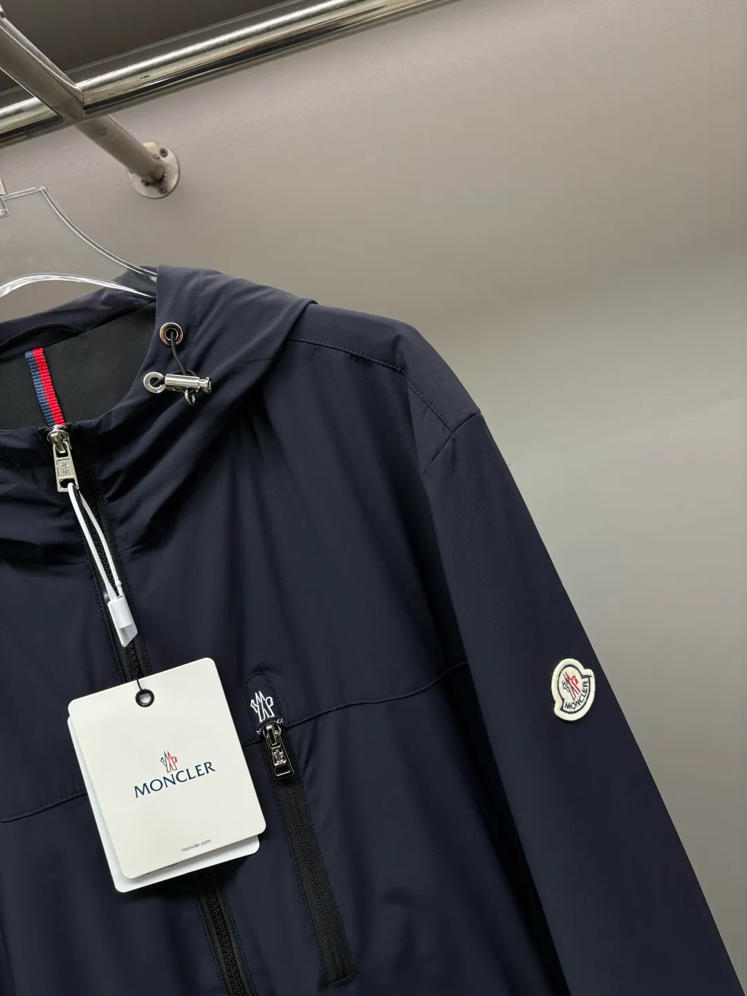 P560 Moncler New style thin cotton jacket with letters Original fabric Original accessories Official same style Made of imported polyester fabric, customized fabric dyed in the same vat. Very comfortable and smooth to the touch Very wide and stylish. Will not deform after long-term wear. Produced by a first-line brand OEM factory. The label is full and textured. The latest style for autumn and winter. Fashionable and personalized. Super versatile and good-looking. Very suitable for both men and women. A must-have for everyone. Color: Black Royal Blue Size: L-4XL