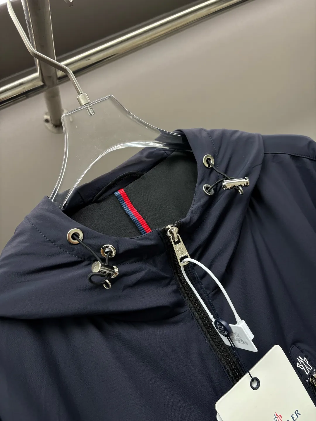 P560 Moncler New style thin cotton jacket with letters Original fabric Original accessories Official same style Made of imported polyester fabric, customized fabric dyed in the same vat. Very comfortable and smooth to the touch Very wide and stylish. Will not deform after long-term wear. Produced by a first-line brand OEM factory. The label is full and textured. The latest style for autumn and winter. Fashionable and personalized. Super versatile and good-looking. Very suitable for both men and women. A must-have for everyone. Color: Black Royal Blue Size: L-4XL
