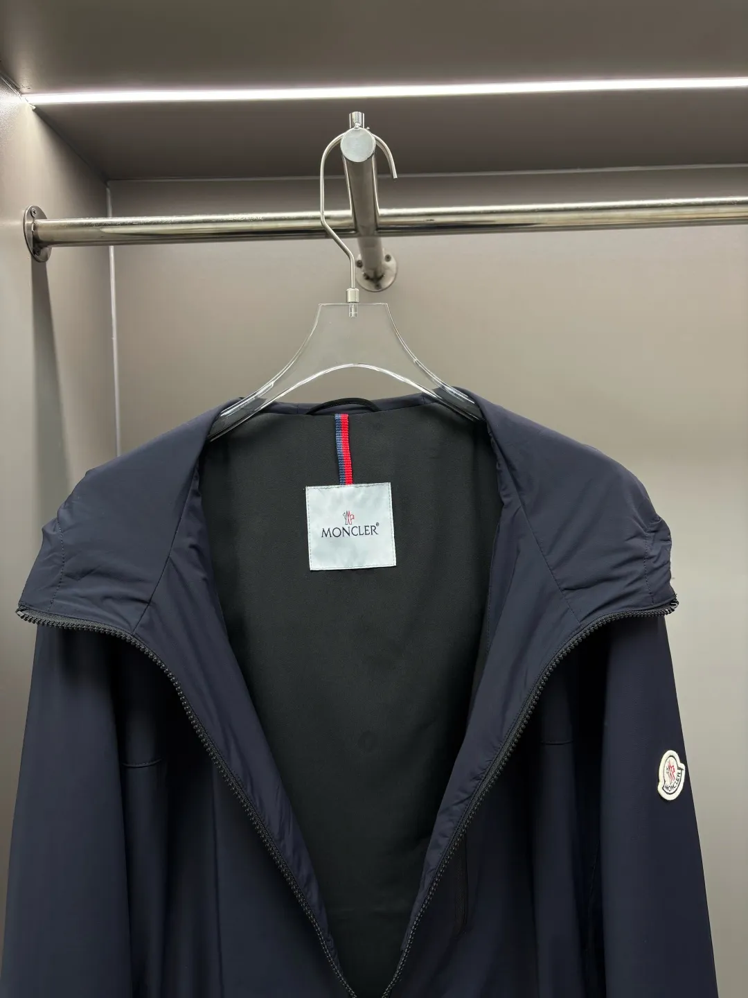 P560 Moncler New style thin cotton jacket with letters Original fabric Original accessories Official same style Made of imported polyester fabric, customized fabric dyed in the same vat. Very comfortable and smooth to the touch Very wide and stylish. Will not deform after long-term wear. Produced by a first-line brand OEM factory. The label is full and textured. The latest style for autumn and winter. Fashionable and personalized. Super versatile and good-looking. Very suitable for both men and women. A must-have for everyone. Color: Black Royal Blue Size: L-4XL