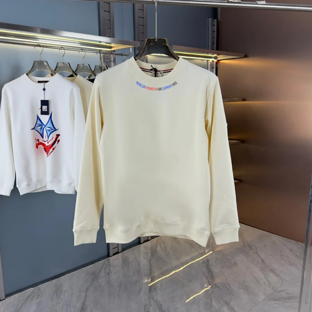 P210 high version sweatshirt) 📦With exclusive packaging📦 [Long-term ready stock] Upgraded version "Mobile phone smart sensor ~ NFC chip armband ~ Directly to the official website for anti-counterfeiting" 〖 𝐌𝐎𝐍𝐂𝐋𝐄𝐑 ~ Mouth covering〗 2025 new high quality, using 450 grams of heavyweight fabric Different from the market currency, you can mix and match everything at will and you will be handsome😎The whole clothes is made of double waistcoats. The double waistcoats make the whole dress more three-dimensional. It is not an ordinary factory that can do such fine work. 2025 autumn and winter new style, on sale at the counter, exquisite printed round neck terry sweatshirt. High-end double-ply cotton. Customized stretch ribs are dyed in the same vat. Three standards are complete. It is matched with digital printing patterns and is very breathable. Same style for men and women. Color: black, white, apricot. Size: S M L XL 2XL