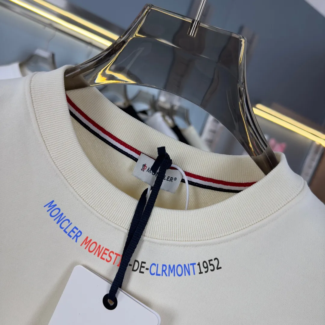 P210 high version sweatshirt) 📦With exclusive packaging📦 [Long-term ready stock] Upgraded version "Mobile phone smart sensor ~ NFC chip armband ~ Directly to the official website for anti-counterfeiting" 〖 𝐌𝐎𝐍𝐂𝐋𝐄𝐑 ~ Mouth covering〗 2025 new high quality, using 450 grams of heavyweight fabric Different from the market currency, you can mix and match everything at will and you will be handsome😎The whole clothes is made of double waistcoats. The double waistcoats make the whole dress more three-dimensional. It is not an ordinary factory that can do such fine work. 2025 autumn and winter new style, on sale at the counter, exquisite printed round neck terry sweatshirt. High-end double-ply cotton. Customized stretch ribs are dyed in the same vat. Three standards are complete. It is matched with digital printing patterns and is very breathable. Same style for men and women. Color: black, white, apricot. Size: S M L XL 2XL