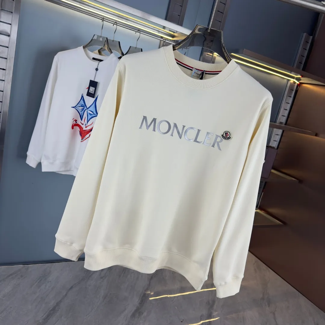 P210 high version sweatshirt) 📦With exclusive packaging📦 [Long-term ready stock] Upgraded version "Mobile phone smart sensor ~ NFC chip armband ~ Directly to the official website for anti-counterfeiting" 〖 𝐌𝐎𝐍𝐂𝐋𝐄𝐑 ~ Mouth covering〗 2025 new high quality, using 450 grams of heavyweight fabric Different from the market currency, you can mix and match everything at will and you will be handsome😎The whole clothes is made of double waistcoats. The double waistcoats make the whole dress more three-dimensional. It is not an ordinary factory that can do such fine work. 2025 autumn and winter new style, on sale at the counter, exquisite printed round neck terry sweatshirt. High-end double-ply cotton. Customized stretch ribs are dyed in the same vat. Three standards are complete. It is matched with digital printing patterns and is very breathable. Same style for men and women. Color: black, white, apricot. Size: S M L XL 2XL