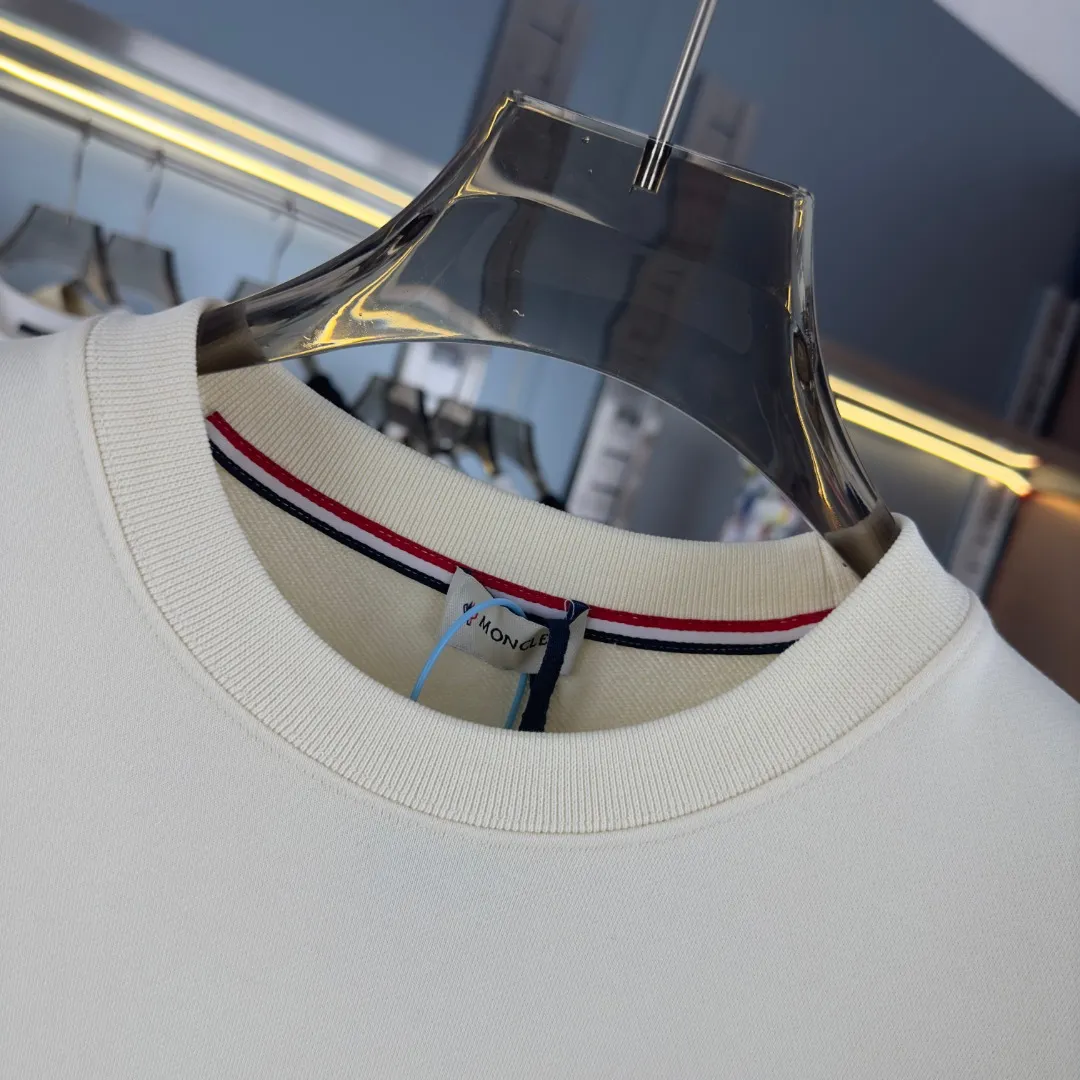 P210 high version sweatshirt) 📦With exclusive packaging📦 [Long-term ready stock] Upgraded version "Mobile phone smart sensor ~ NFC chip armband ~ Directly to the official website for anti-counterfeiting" 〖 𝐌𝐎𝐍𝐂𝐋𝐄𝐑 ~ Mouth covering〗 2025 new high quality, using 450 grams of heavyweight fabric Different from the market currency, you can mix and match everything at will and you will be handsome😎The whole clothes is made of double waistcoats. The double waistcoats make the whole dress more three-dimensional. It is not an ordinary factory that can do such fine work. 2025 autumn and winter new style, on sale at the counter, exquisite printed round neck terry sweatshirt. High-end double-ply cotton. Customized stretch ribs are dyed in the same vat. Three standards are complete. It is matched with digital printing patterns and is very breathable. Same style for men and women. Color: black, white, apricot. Size: S M L XL 2XL