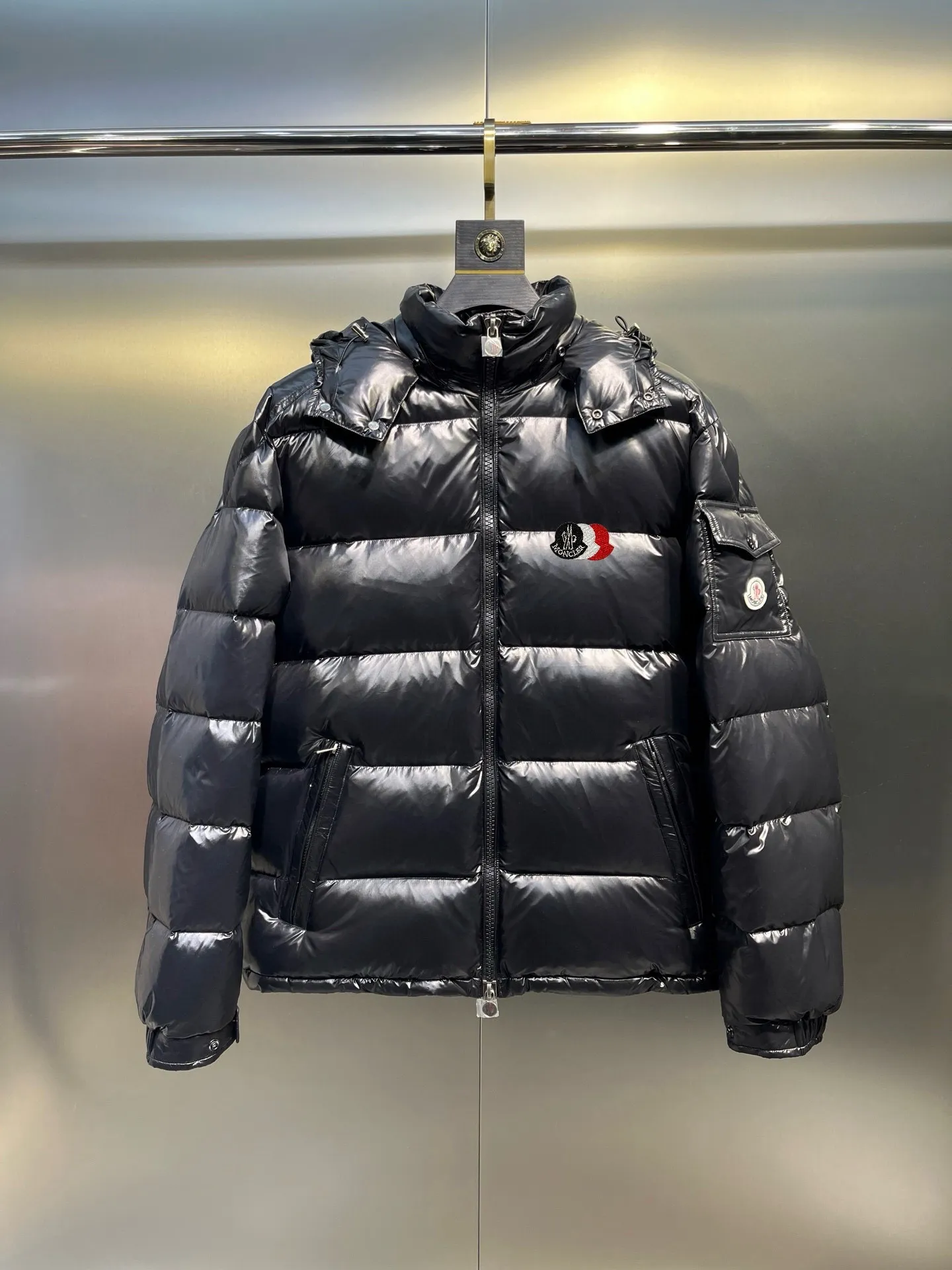 P780 MONCLER Meng Maya Down Jacket: Color/Black Size: M. L. Zipper pendant with custom logo Fabric: 400D bright nylon, anti-fouling, anti-wrinkle, waterproof and windproof, very wear-resistant, breathable and comfortable.           Embroidery: Straight lines, smooth curves, dense and neat stitches, no jagged edges, flat embroidery surface, no skewed threads, consistent stitch length, no bottom exposed, no overlap, smooth embroidery surface, no ink marks and other stains. Advanced imported embroidery machines are used to ensure embroidery quality.