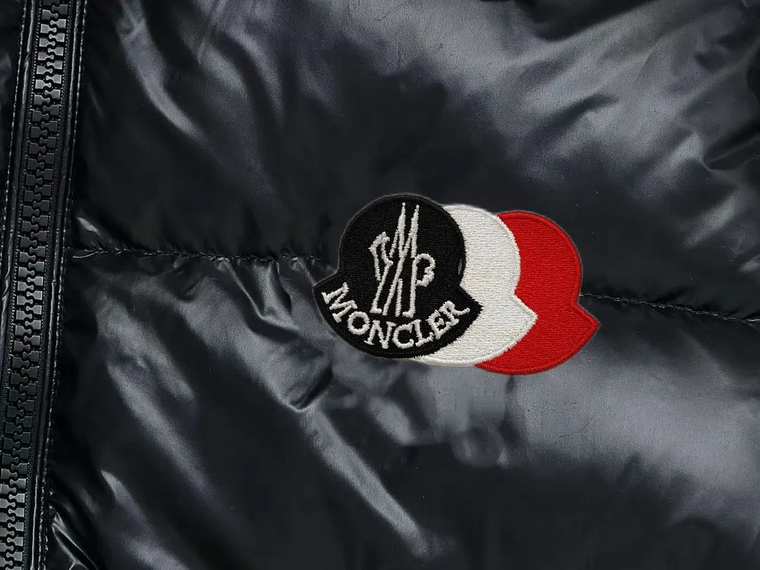 P780 MONCLER Meng Maya Down Jacket: Color/Black Size: M. L. Zipper pendant with custom logo Fabric: 400D bright nylon, anti-fouling, anti-wrinkle, waterproof and windproof, very wear-resistant, breathable and comfortable.           Embroidery: Straight lines, smooth curves, dense and neat stitches, no jagged edges, flat embroidery surface, no skewed threads, consistent stitch length, no bottom exposed, no overlap, smooth embroidery surface, no ink marks and other stains. Advanced imported embroidery machines are used to ensure embroidery quality.