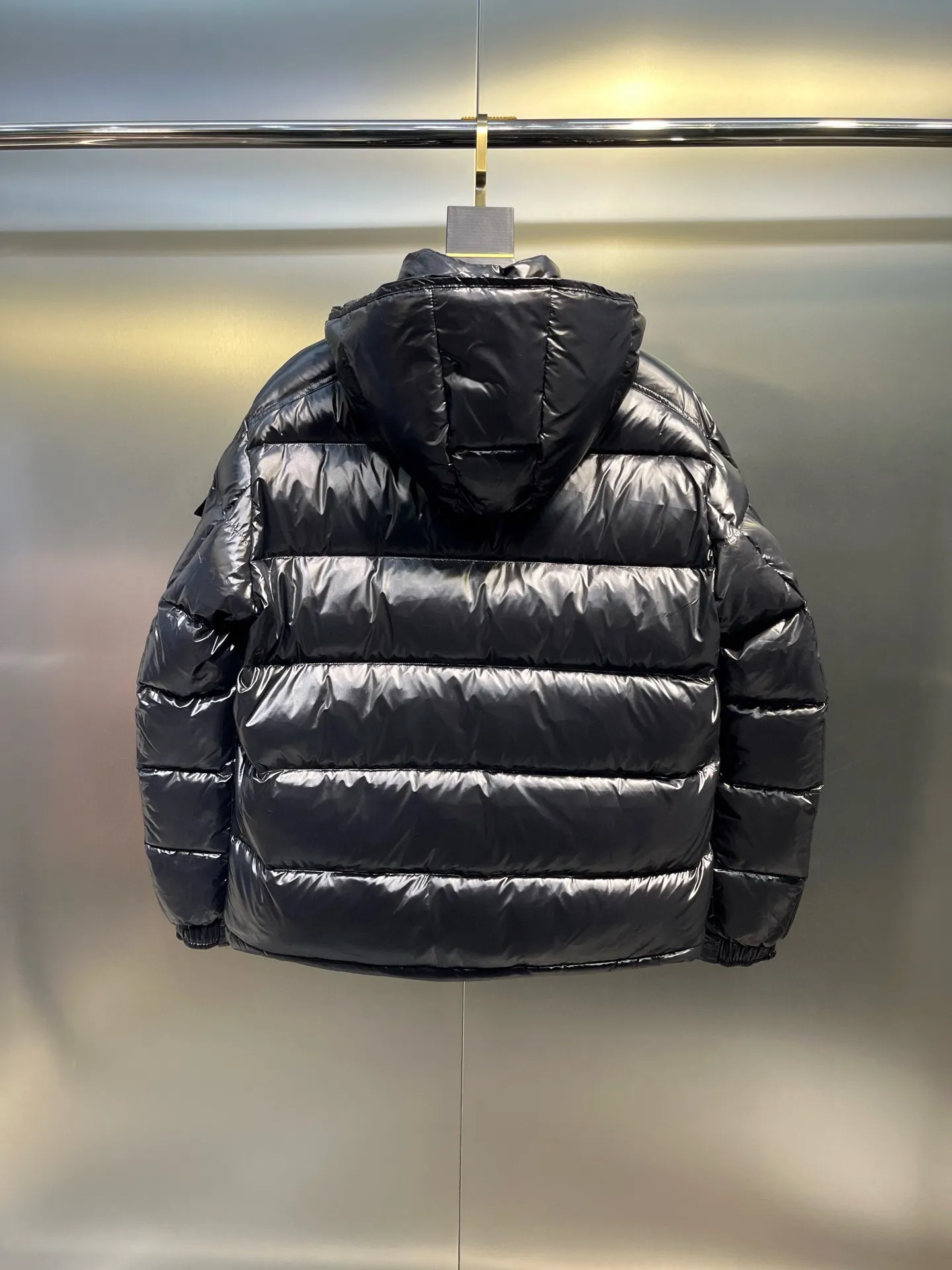 P780 MONCLER Meng Maya Down Jacket: Color/Black Size: M. L. Zipper pendant with custom logo Fabric: 400D bright nylon, anti-fouling, anti-wrinkle, waterproof and windproof, very wear-resistant, breathable and comfortable.           Embroidery: Straight lines, smooth curves, dense and neat stitches, no jagged edges, flat embroidery surface, no skewed threads, consistent stitch length, no bottom exposed, no overlap, smooth embroidery surface, no ink marks and other stains. Advanced imported embroidery machines are used to ensure embroidery quality.