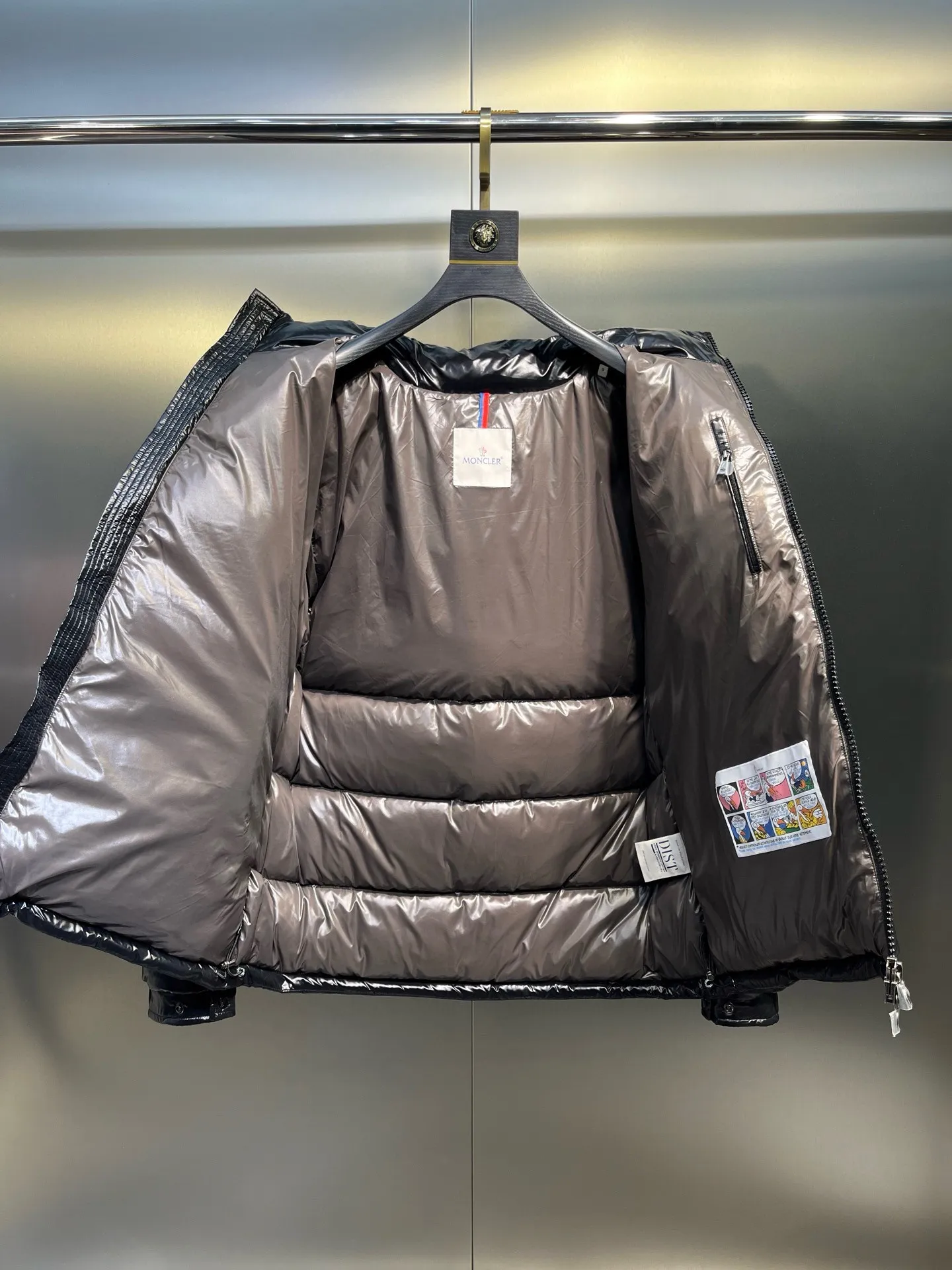 P780 MONCLER Meng Maya Down Jacket: Color/Black Size: M. L. Zipper pendant with custom logo Fabric: 400D bright nylon, anti-fouling, anti-wrinkle, waterproof and windproof, very wear-resistant, breathable and comfortable.           Embroidery: Straight lines, smooth curves, dense and neat stitches, no jagged edges, flat embroidery surface, no skewed threads, consistent stitch length, no bottom exposed, no overlap, smooth embroidery surface, no ink marks and other stains. Advanced imported embroidery machines are used to ensure embroidery quality.