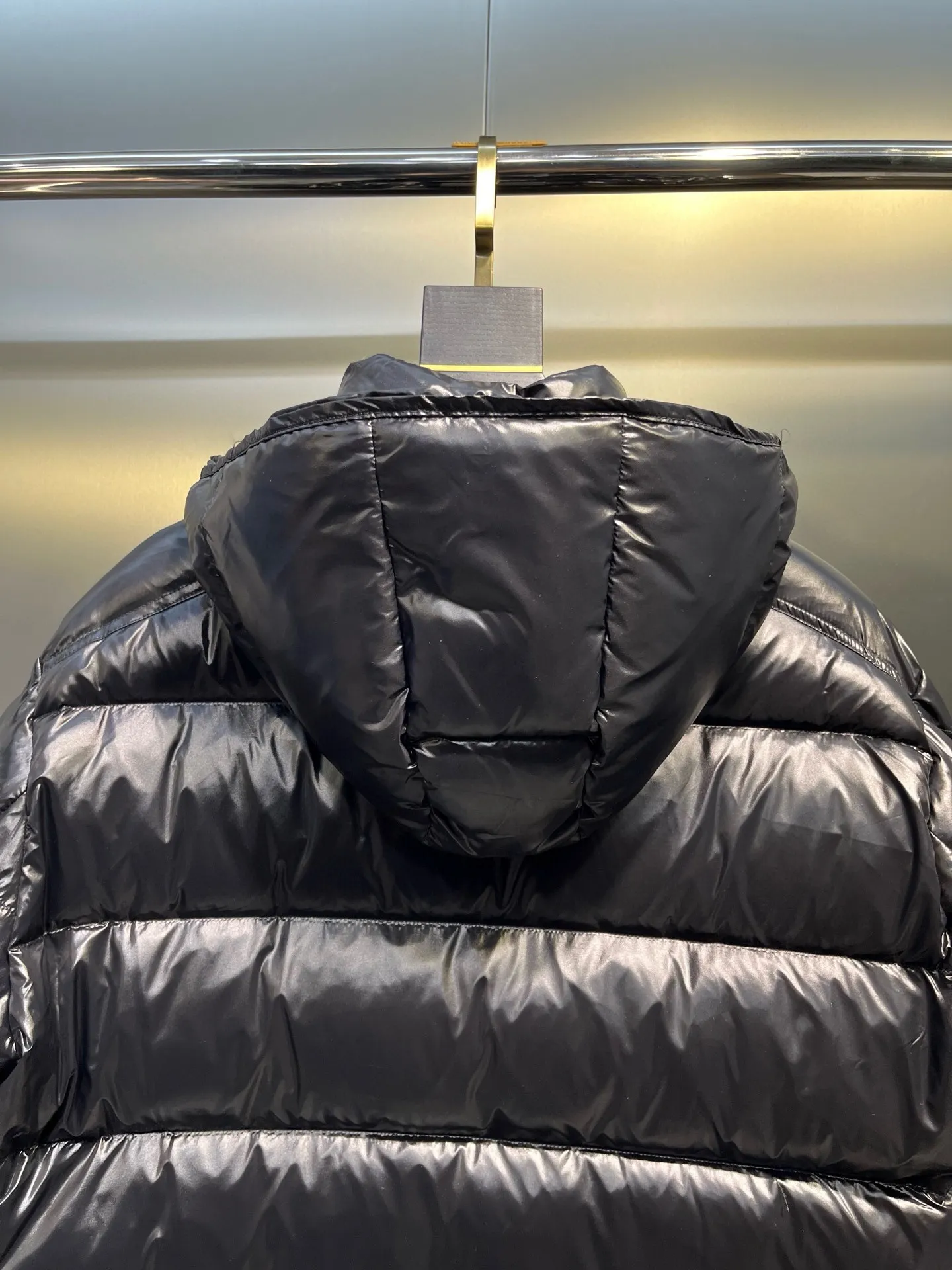 P780 MONCLER Meng Maya Down Jacket: Color/Black Size: M. L. Zipper pendant with custom logo Fabric: 400D bright nylon, anti-fouling, anti-wrinkle, waterproof and windproof, very wear-resistant, breathable and comfortable.           Embroidery: Straight lines, smooth curves, dense and neat stitches, no jagged edges, flat embroidery surface, no skewed threads, consistent stitch length, no bottom exposed, no overlap, smooth embroidery surface, no ink marks and other stains. Advanced imported embroidery machines are used to ensure embroidery quality.