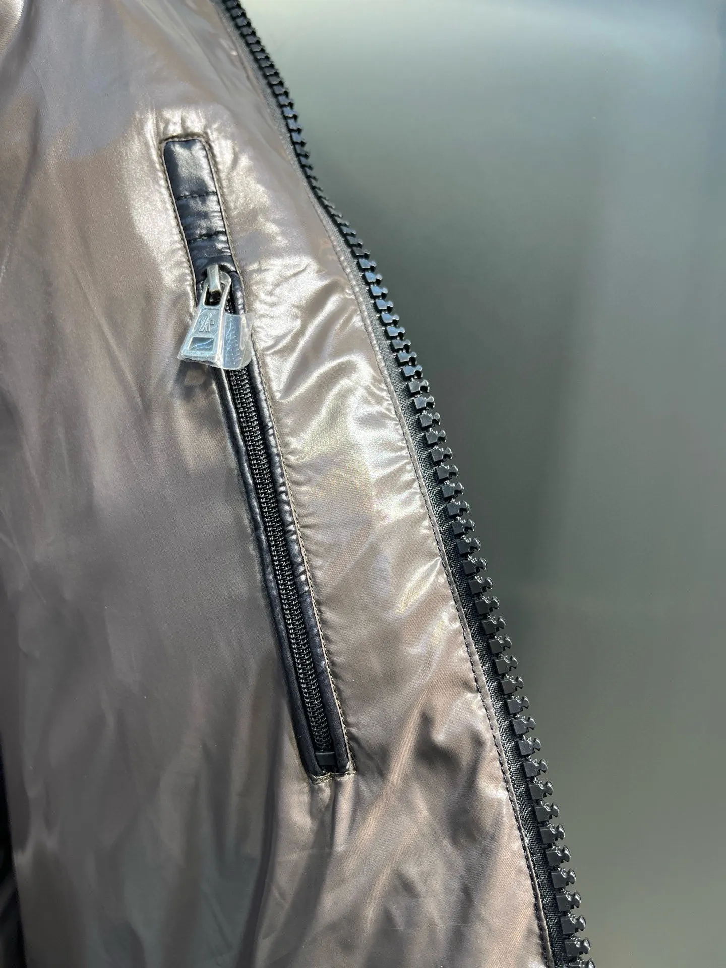P780 MONCLER Meng Maya Down Jacket: Color/Black Size: M. L. Zipper pendant with custom logo Fabric: 400D bright nylon, anti-fouling, anti-wrinkle, waterproof and windproof, very wear-resistant, breathable and comfortable.           Embroidery: Straight lines, smooth curves, dense and neat stitches, no jagged edges, flat embroidery surface, no skewed threads, consistent stitch length, no bottom exposed, no overlap, smooth embroidery surface, no ink marks and other stains. Advanced imported embroidery machines are used to ensure embroidery quality.