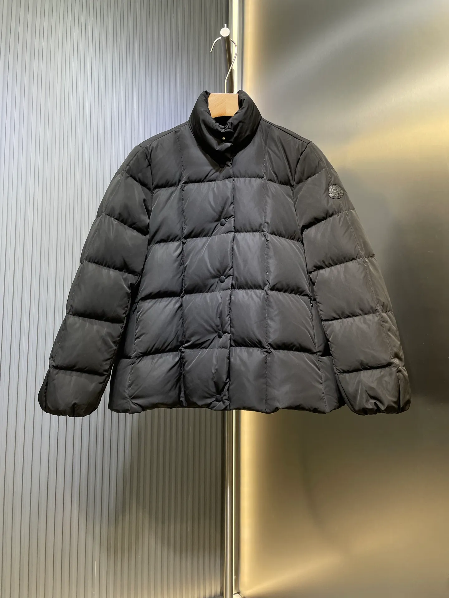 P730 MONCLER 25FW new autumn and winter product Cochevinne women's square quilted down jacket Cochevinne short down jacket reinterprets the classic design, with smooth surface and texture in sharp contrast.  Made of polyester fabric with a beautiful matte finish and soft feel.  Decorated with a quilted geometric pattern for a unique visual effect.  Made of polyester Longue saison lining with down filling Snap-button closure Zippered pockets Leather logo patch Size guide: Regular fit Firm shoulders Flared waist and hips Size: s m l