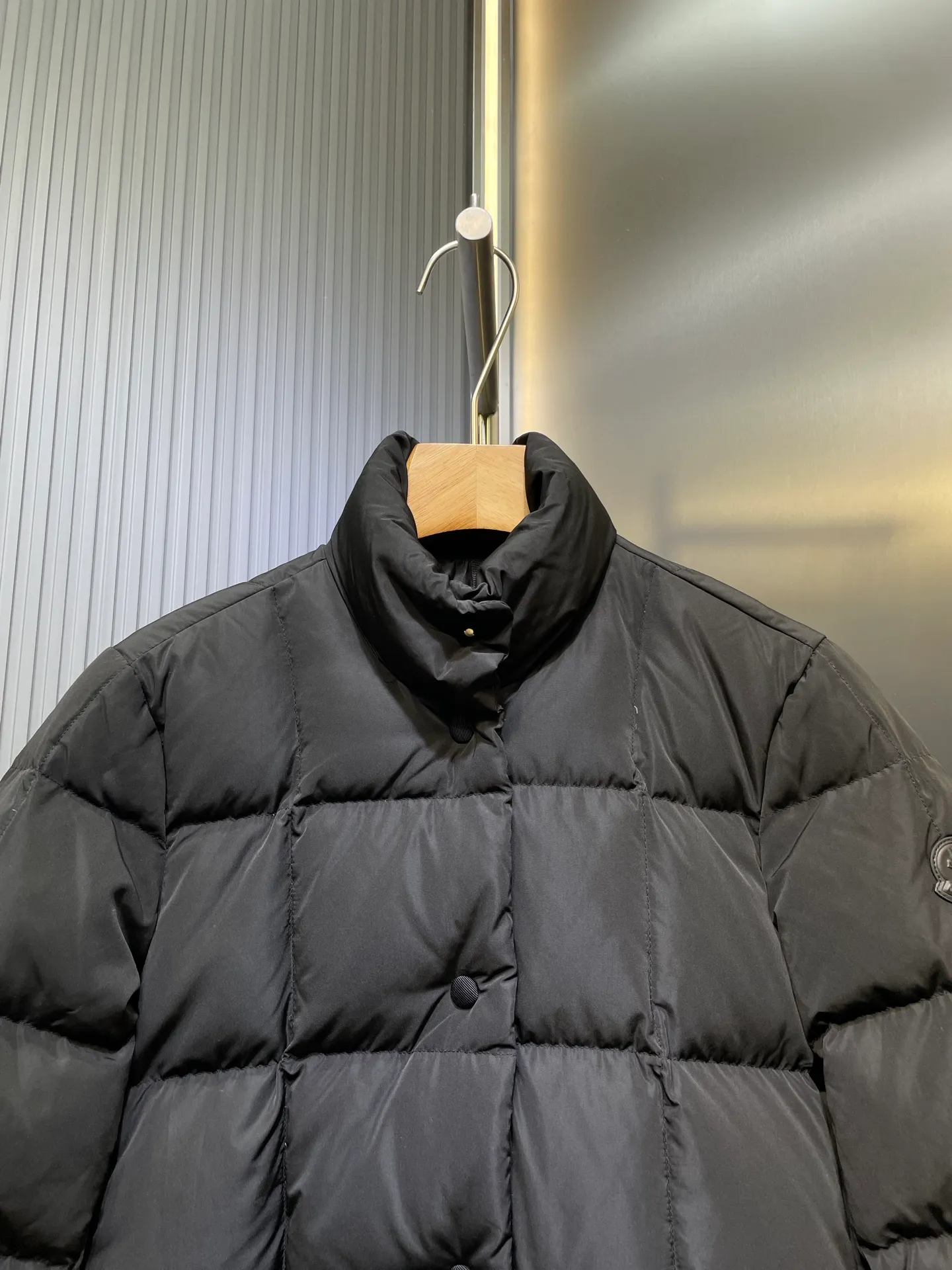 P730 MONCLER 25FW new autumn and winter product Cochevinne women's square quilted down jacket Cochevinne short down jacket reinterprets the classic design, with smooth surface and texture in sharp contrast.  Made of polyester fabric with a beautiful matte finish and soft feel.  Decorated with a quilted geometric pattern for a unique visual effect.  Made of polyester Longue saison lining with down filling Snap-button closure Zippered pockets Leather logo patch Size guide: Regular fit Firm shoulders Flared waist and hips Size: s m l
