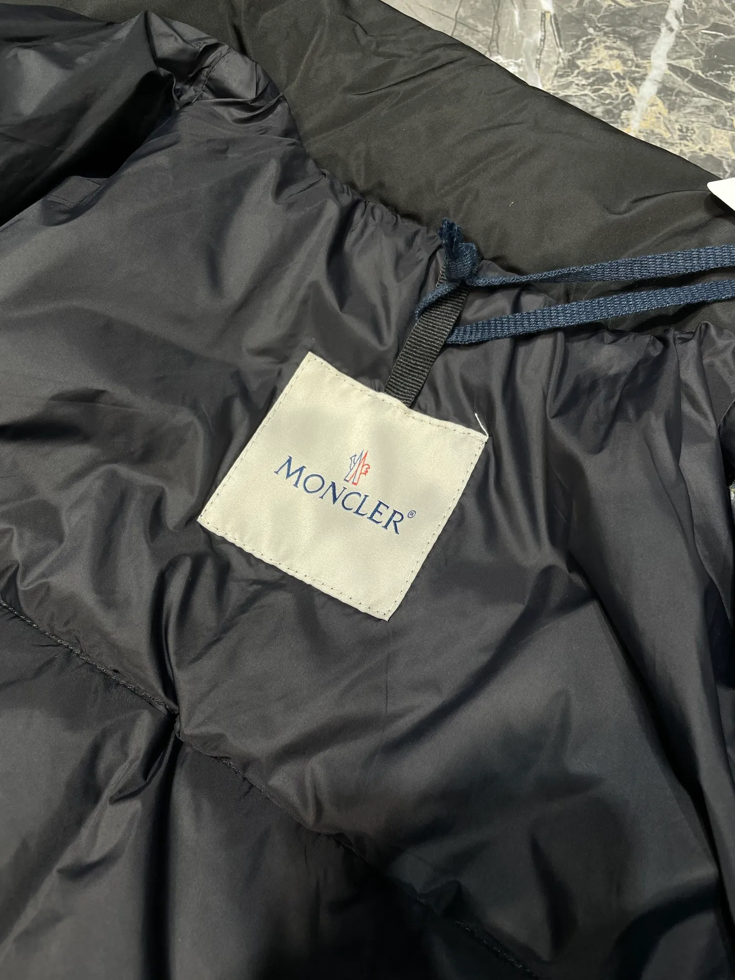 P730 MONCLER 25FW new autumn and winter product Cochevinne women's square quilted down jacket Cochevinne short down jacket reinterprets the classic design, with smooth surface and texture in sharp contrast.  Made of polyester fabric with a beautiful matte finish and soft feel.  Decorated with a quilted geometric pattern for a unique visual effect.  Made of polyester Longue saison lining with down filling Snap-button closure Zippered pockets Leather logo patch Size guide: Regular fit Firm shoulders Flared waist and hips Size: s m l