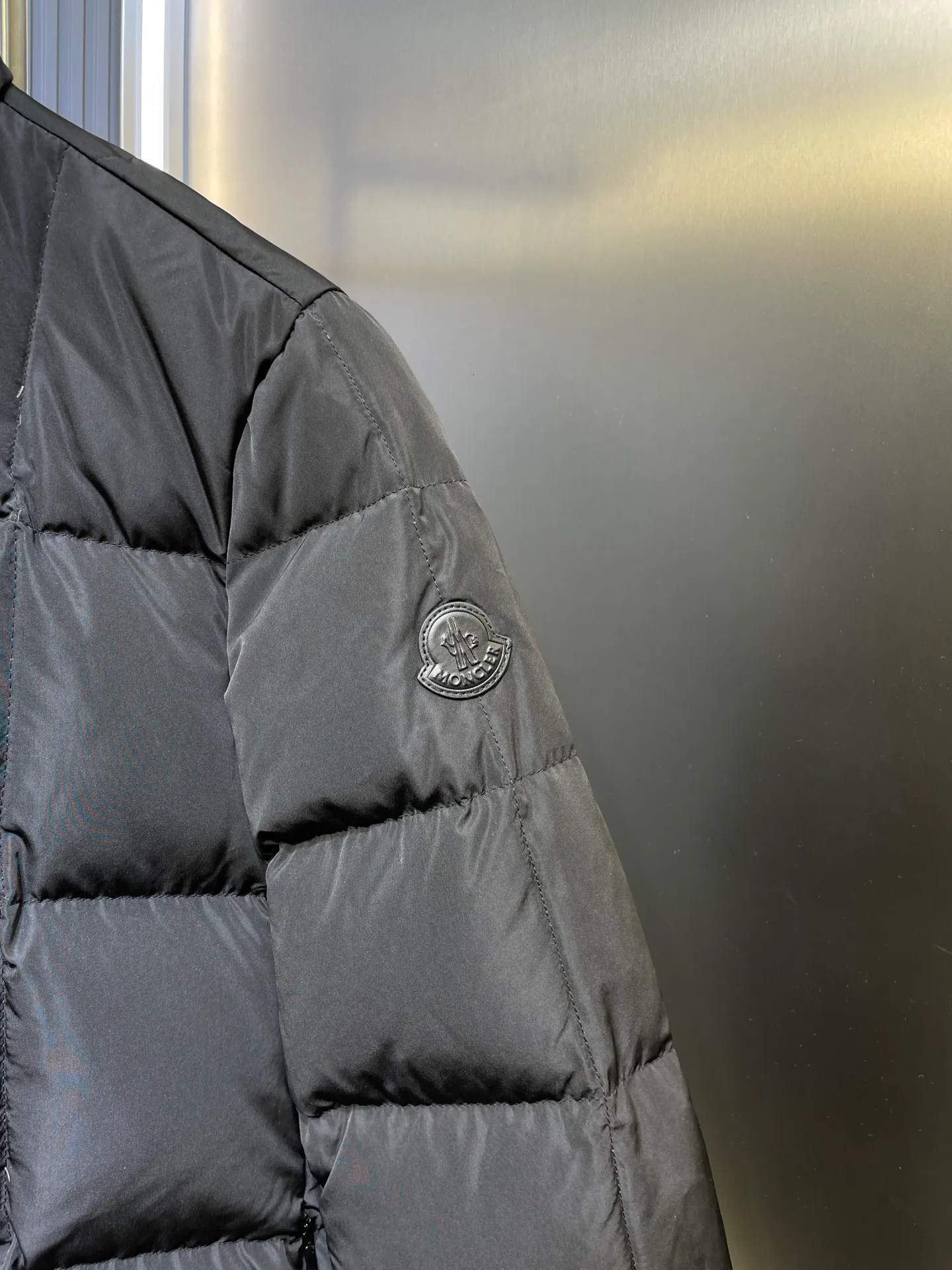 P730 MONCLER 25FW new autumn and winter product Cochevinne women's square quilted down jacket Cochevinne short down jacket reinterprets the classic design, with smooth surface and texture in sharp contrast.  Made of polyester fabric with a beautiful matte finish and soft feel.  Decorated with a quilted geometric pattern for a unique visual effect.  Made of polyester Longue saison lining with down filling Snap-button closure Zippered pockets Leather logo patch Size guide: Regular fit Firm shoulders Flared waist and hips Size: s m l